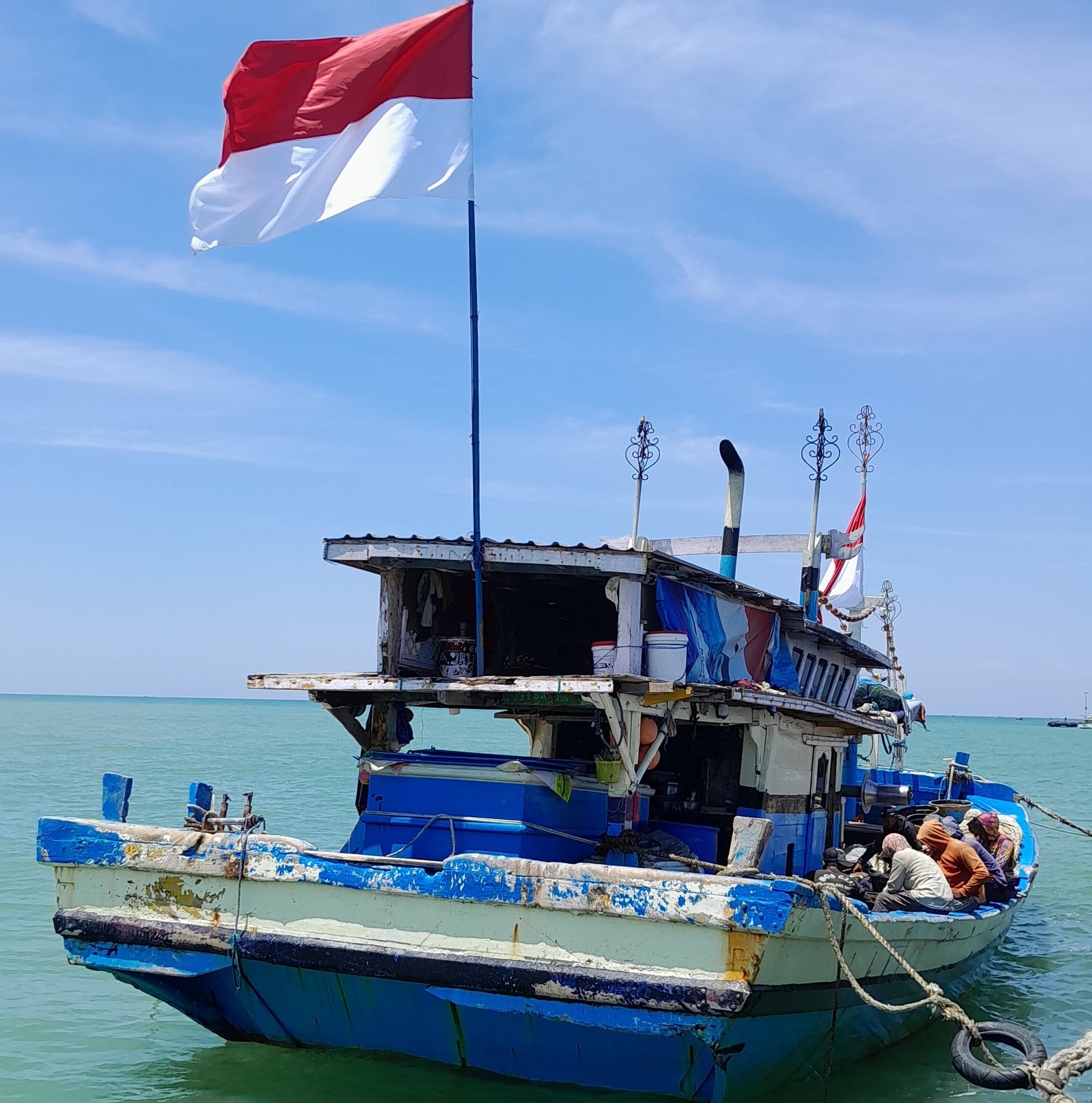 KUB BELUM BERBADAN HUKUM: Nelayan Desa Branta Pesisir, Kecamatan Tlanakan, Pamekasan, pulang melaut, Selasa (17/9).
