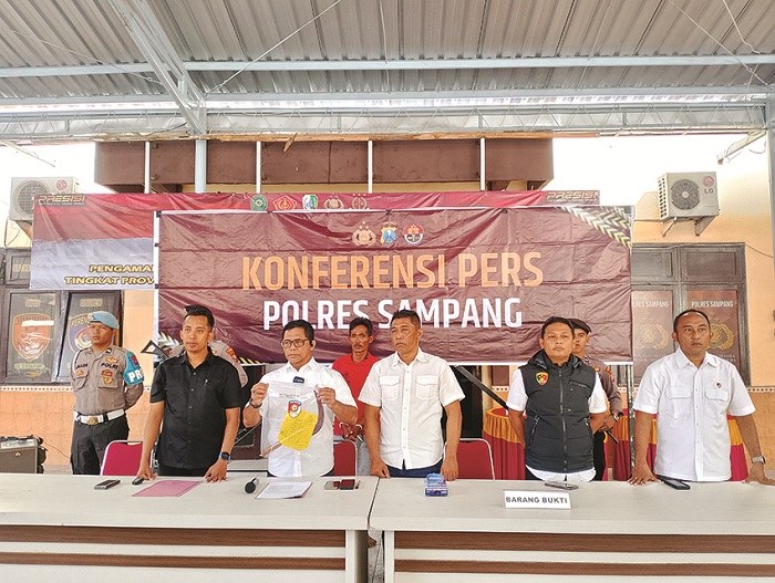 MELANGGAR HUKUM: Polres Sampang merilis kasus pengancaman pembunuhan dengan tersangka Omar, Rabu&nbsp;(28/8). (UBAIDILLAHIR RAIE/JPRM)