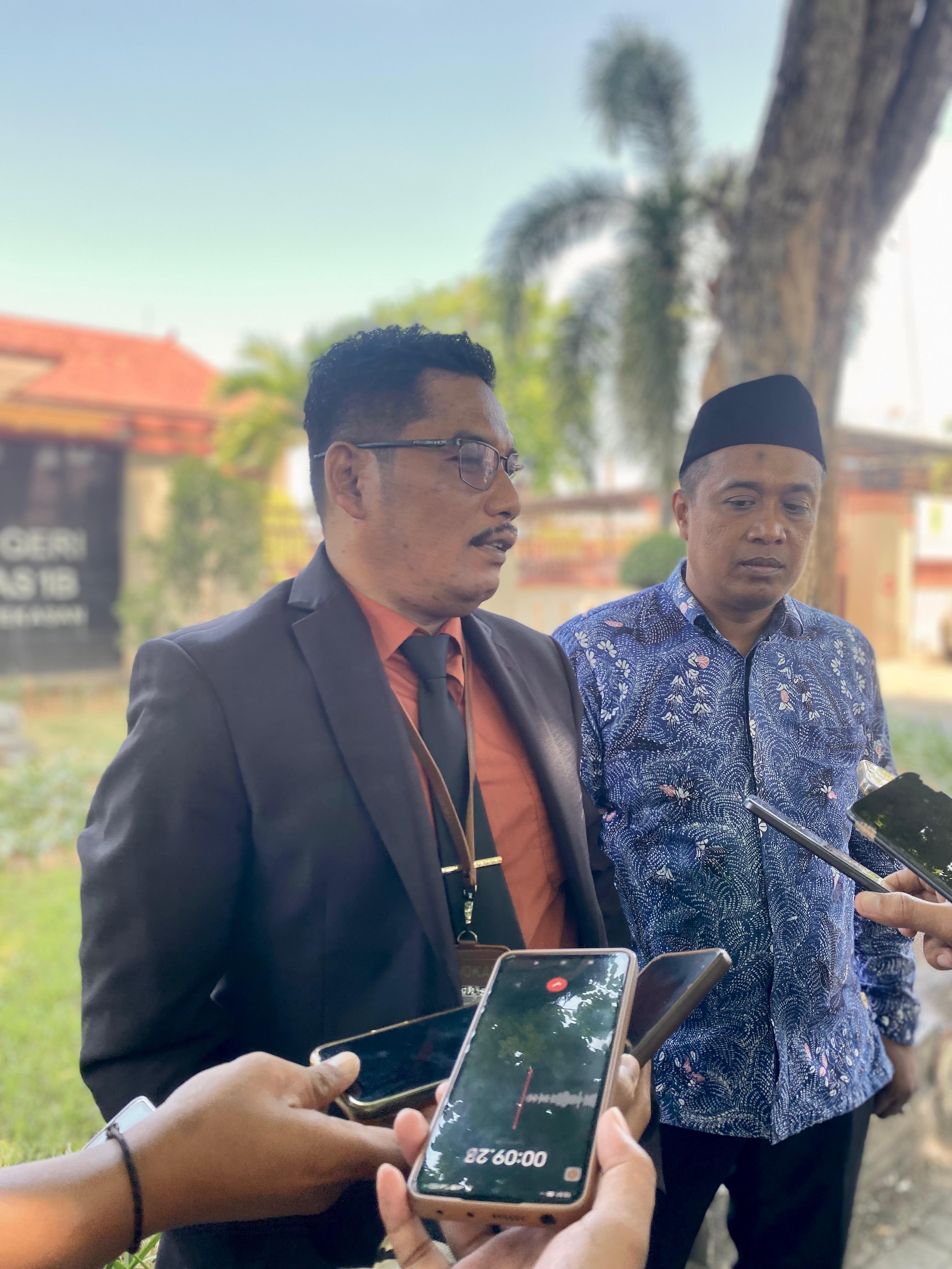 MELAWAN: Pengacara Sinin, Ach. Suhairi, saat ditemui JPRM seusai mengikuti sidang putusan di PN Pamekasan, Kamis (26/9). (MOH. IQBAL AFGANI/JPRM)
