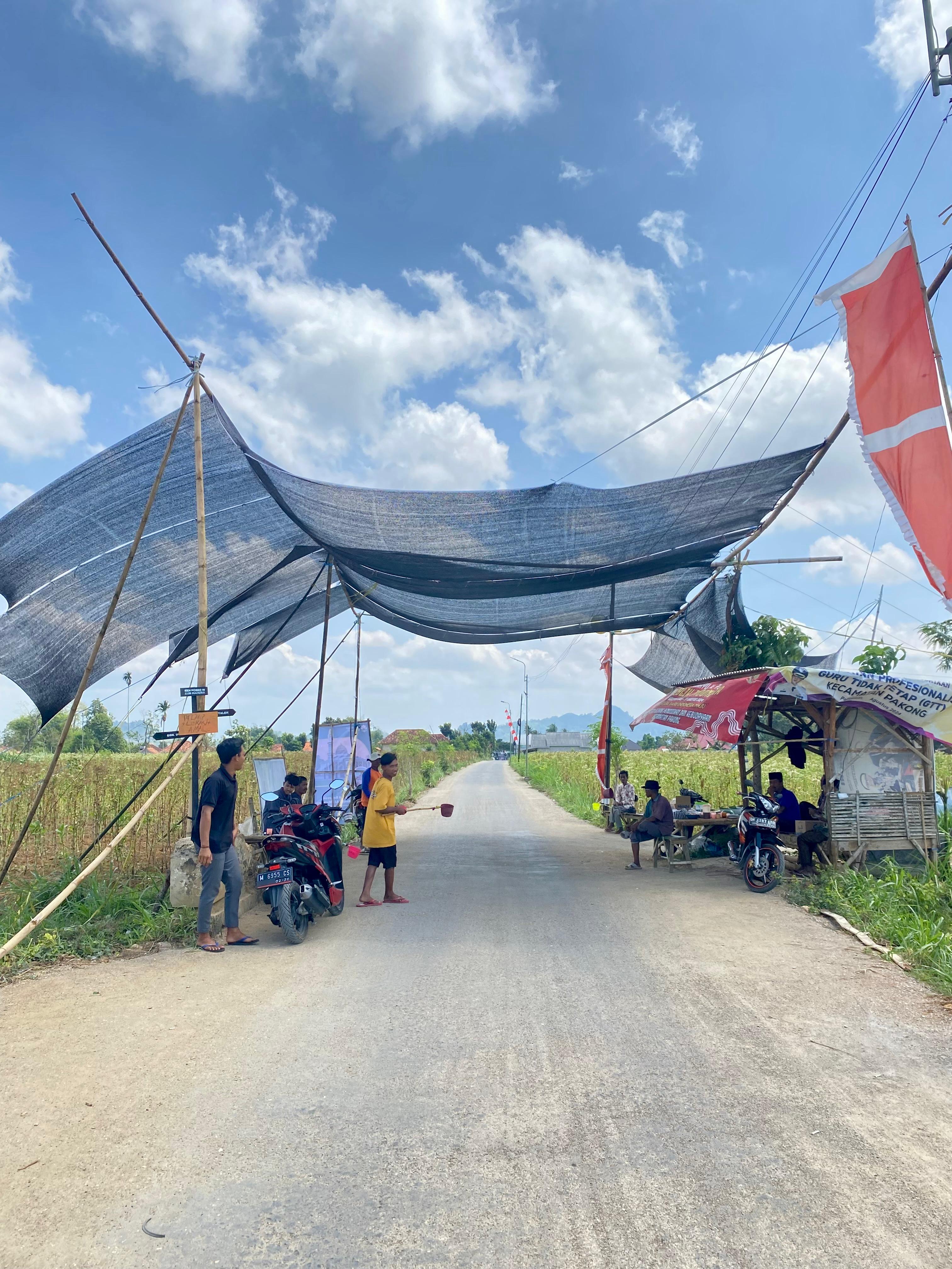 MULUS: Warga beraktivitas di jalan Desa Klompang Timur, Kecamatan Pakong, Pamekasan, Senin (30/9). (MOH. IQBAL AFGANI/JPRM)