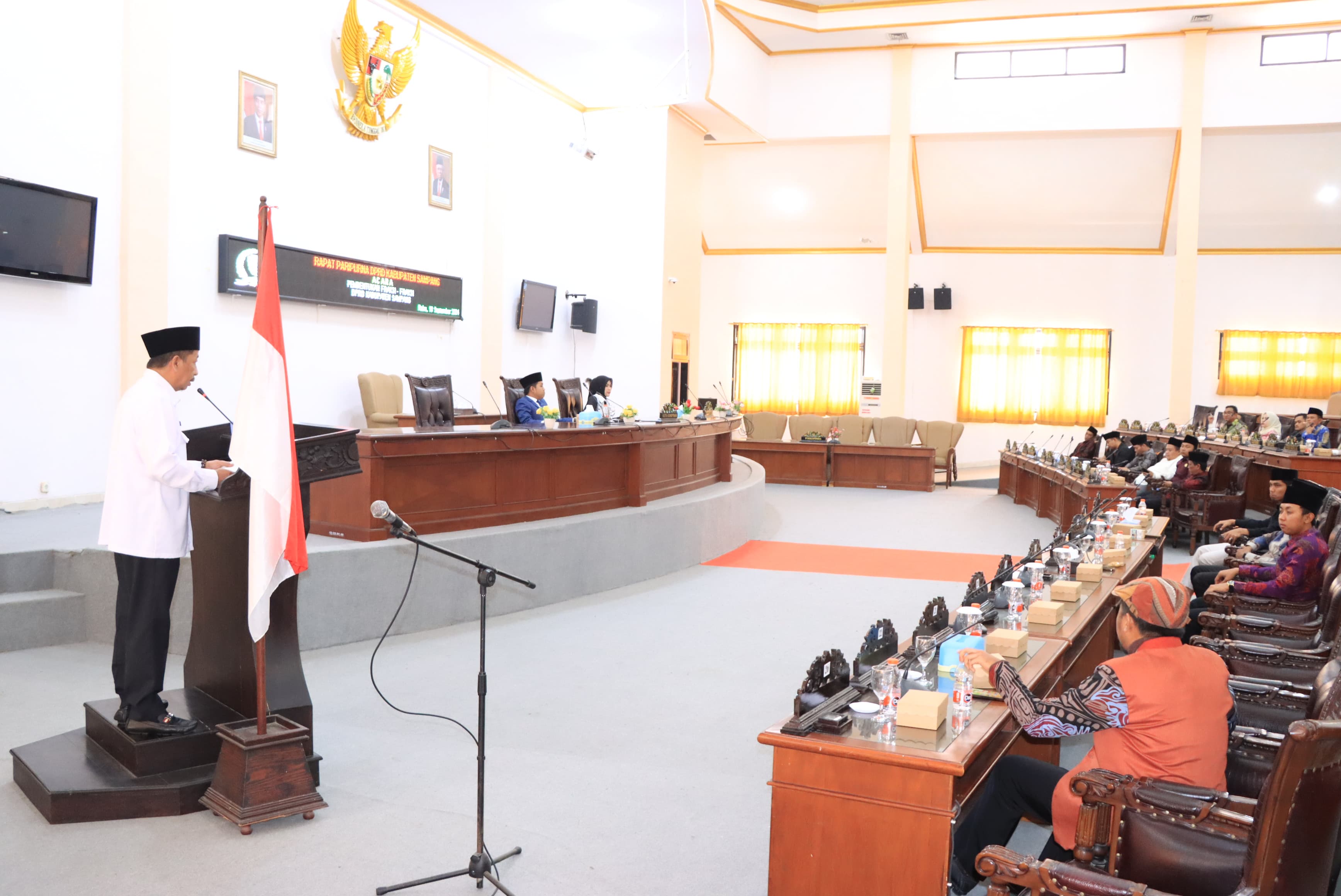 SERIUS: Anggota DPRD Sampang mengikuti sidang paripurna di kantornya, Rabu (18/9). (DPRD UNTUK JPRM)