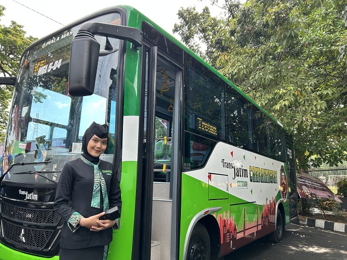 BERI KEMUDAHAN: Pramugari bus Trans Jatim Cakraningrat pada saat launching di depan Pendopo Agung Bangkalan, Senin (30/9). (VIVIN AGUSTIN HARTONO/JPRM)