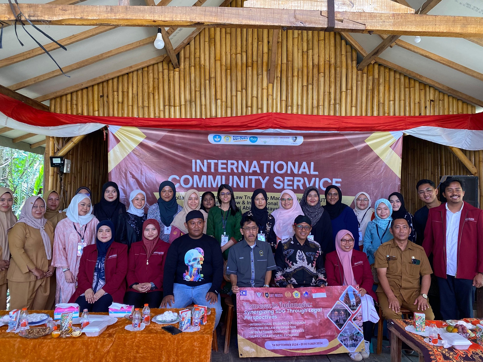 KOMPAK: Mahasiswa FH UTM bersama mahasiswa FH dan HI Unisza Malaysia foto bareng seusai acara International Community Service.  (ISTIMEWA)