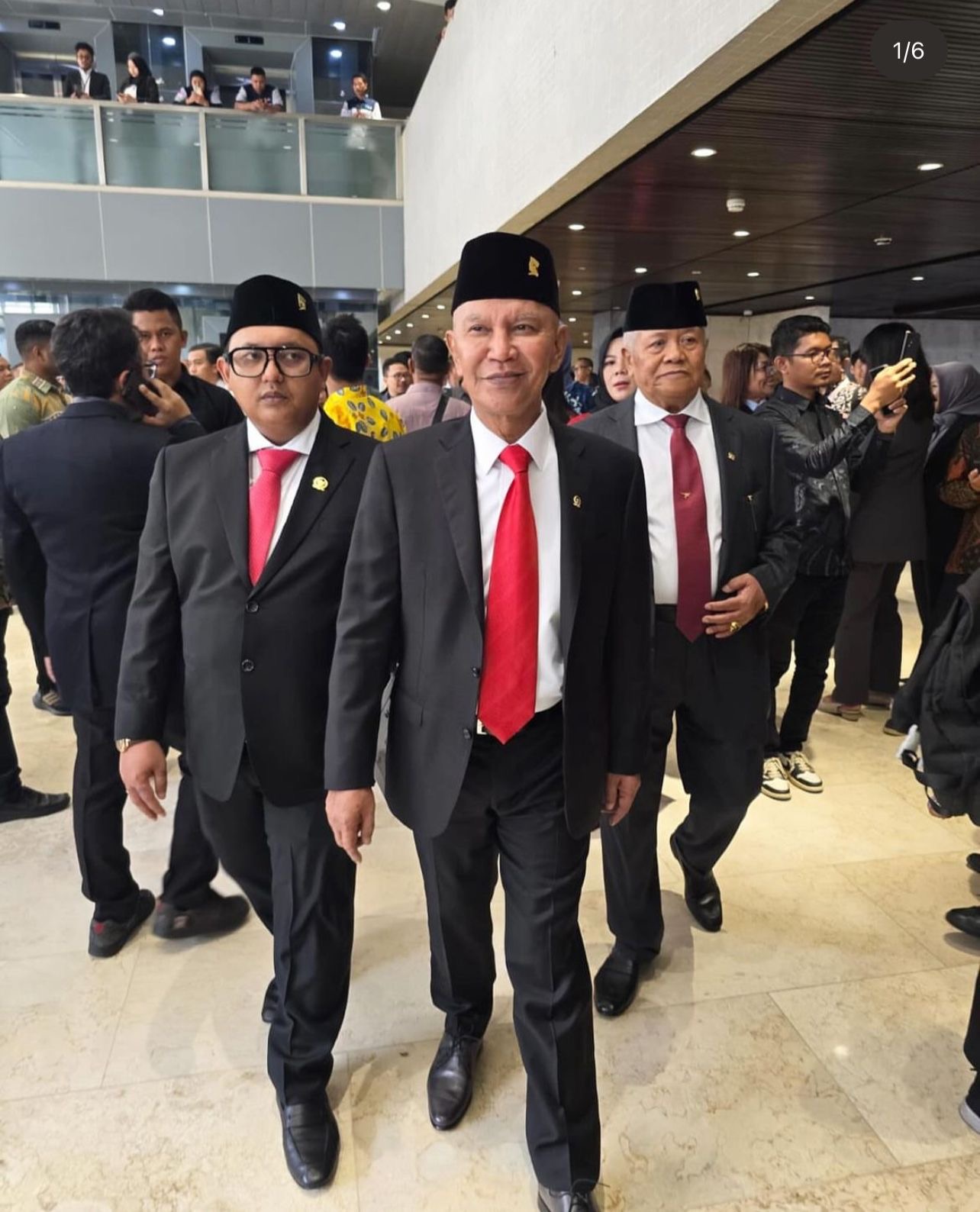 MH Said Abdullah bersama anak sulungnya Kaisar Kiasa Kasih Said Putra seusai dilantik sebagai Anggota DPR RI periode 2024-2029.