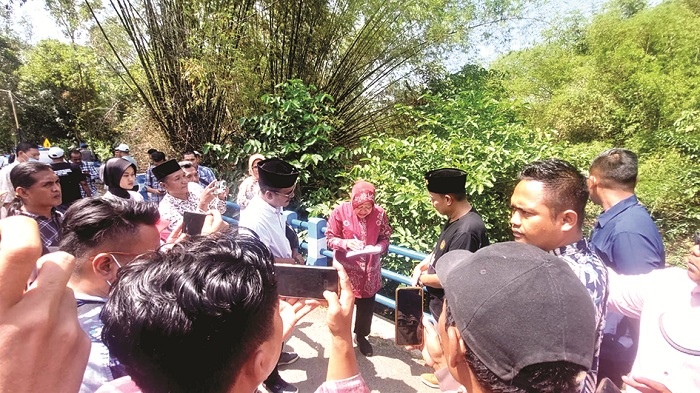 CALON PEMIMPIN: Cagub Jatim nomor urut 3 Tri Rismaharini didampingi pengurus DPC PDIP Sampang meninjau Kali Kemoning di Desa Banyumas, Kecamatan Kota Sampang, Selasa (1/10). (JUNAIDI PONDIYANTO/JPRM)