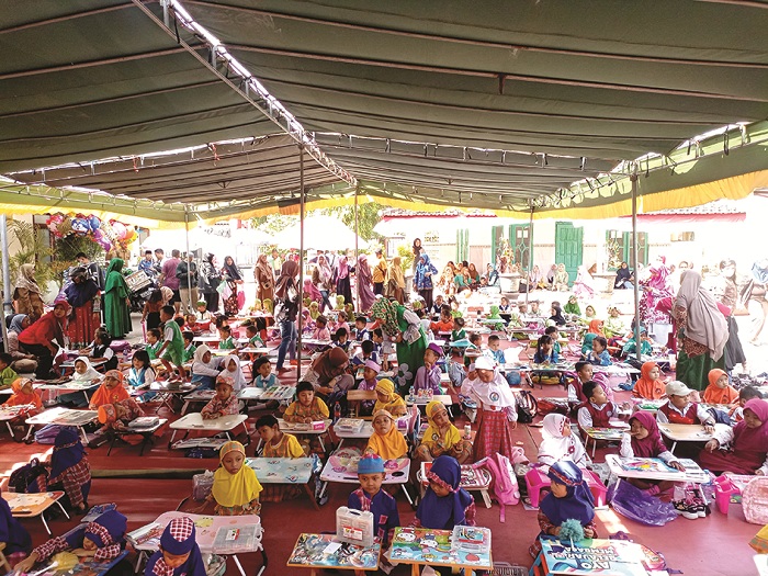 EKSPRESIF: Ratusan peserta siswa taman kanak-kanak (TK) asyik mewarnai dalam event fun colouring competition di Pendopo Kecamatan Kota Sumenep Selasa (1/10). (MOH. LATIF/ JPRM)