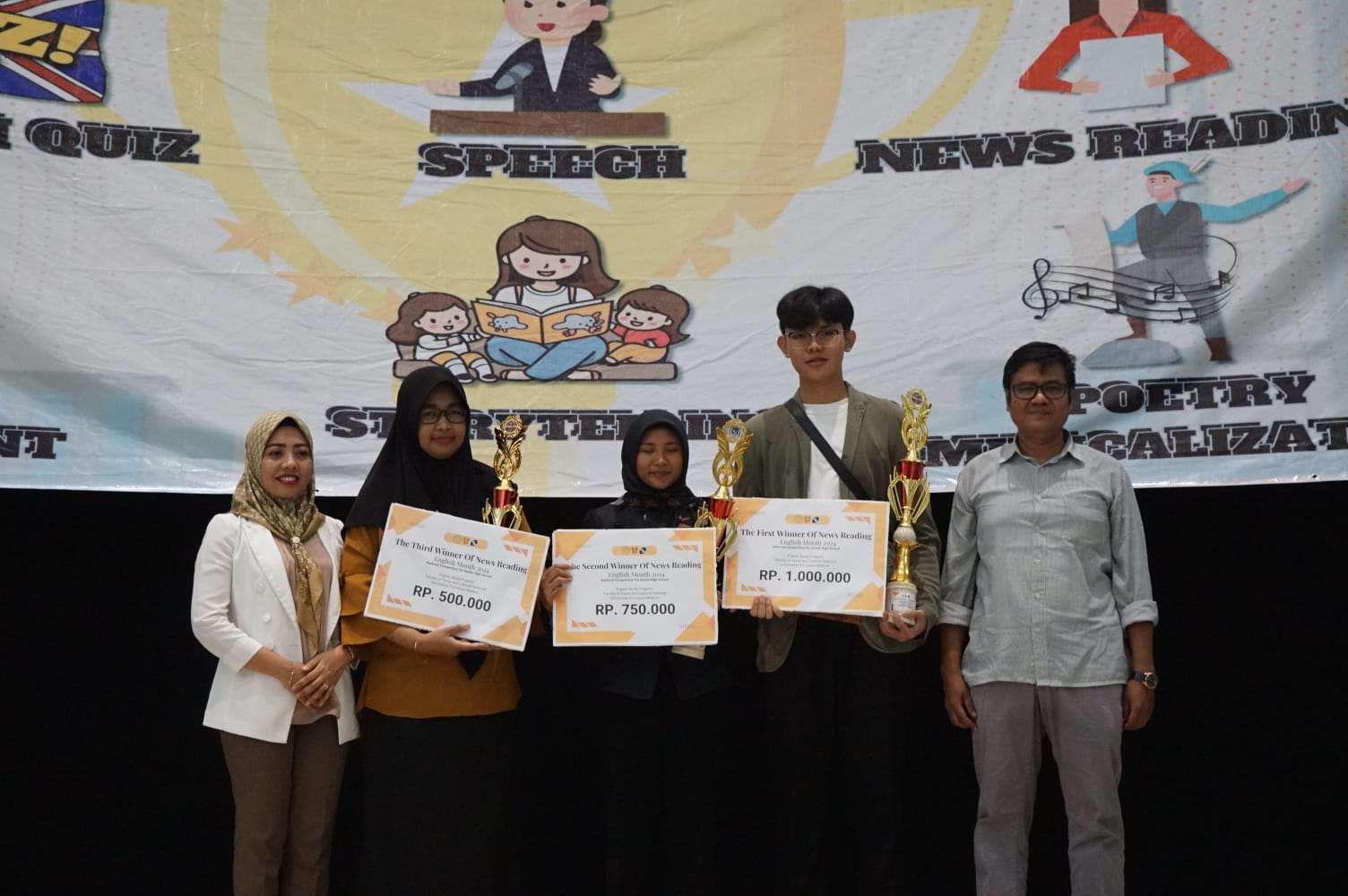PELAJAR BERPRESTASI: Ketua Pelaksana English Month 2024 Darul Hikmah berfoto bersama dengan pemenang lomba. (IST)