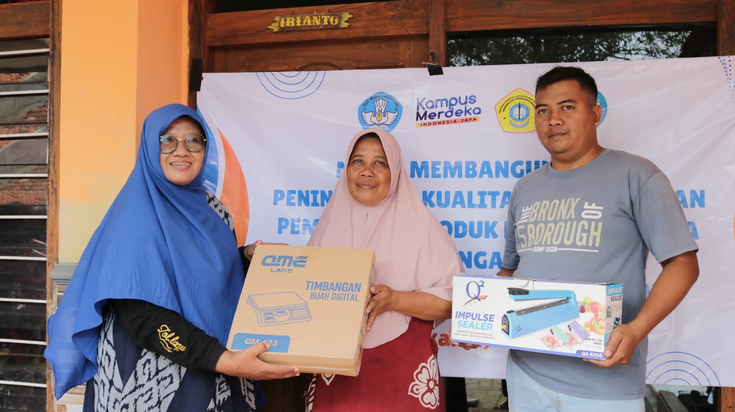 SIMBOLIS: Dosen UTM Netty Dyah Kurniasari menyerahkan bantuan Abdimas Mandiri LPPM UTM berupa alat produksi untuk meningkatkan kualitas produk.