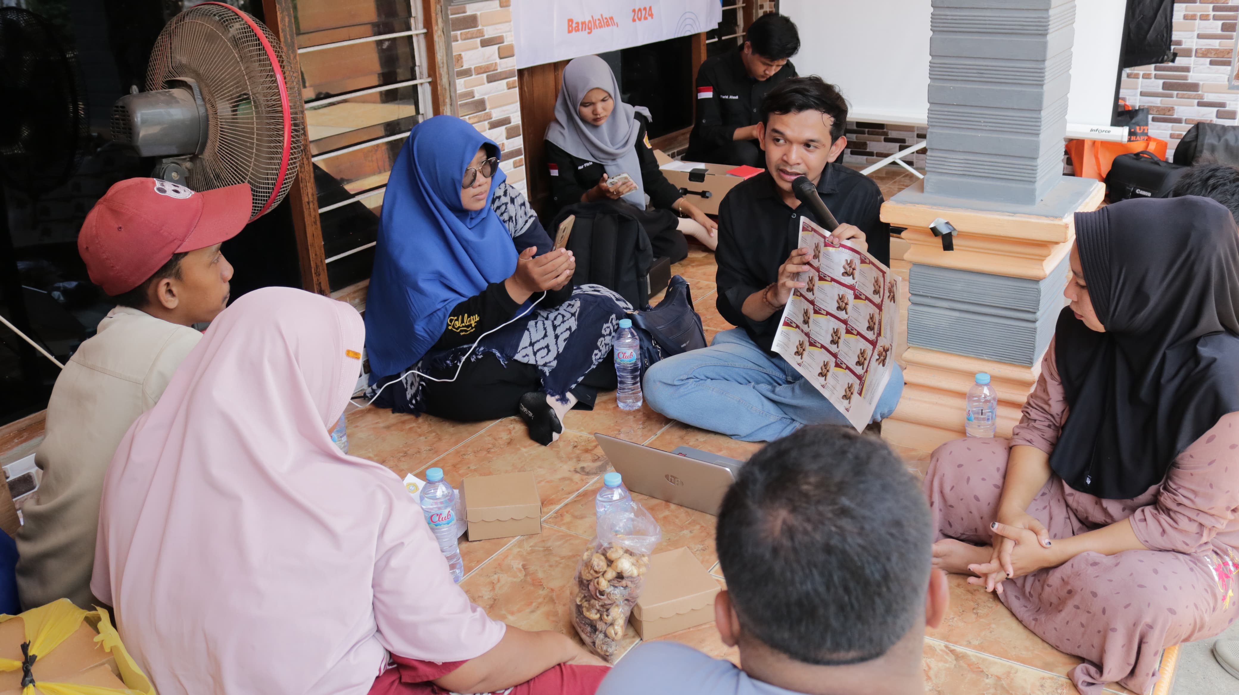 TELATEN: Mahasiswa UTM saat memberi pelatihan desain kemasan melalui teknologi digital untuk menarik minat konsumen.