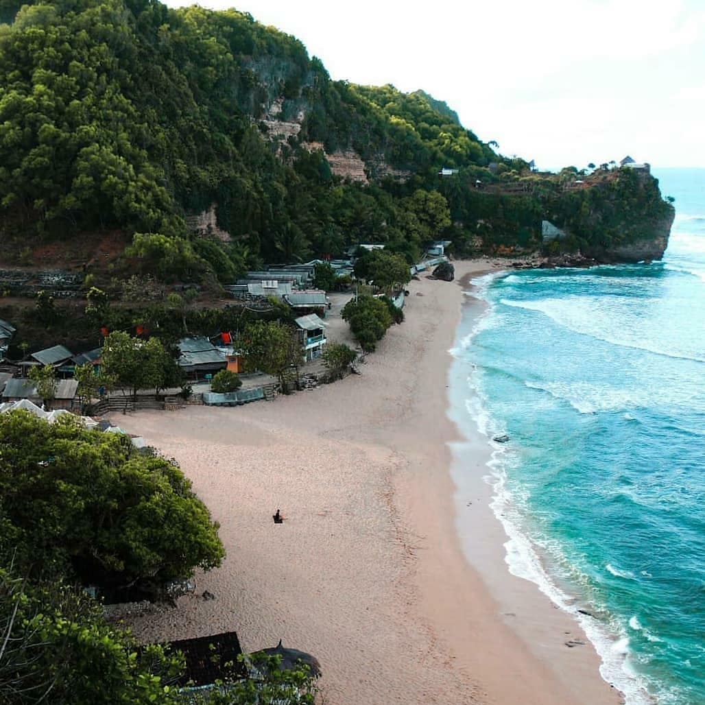 eksotisme Pantai Pok Tunggal dengan panorama tebing disekitarnya