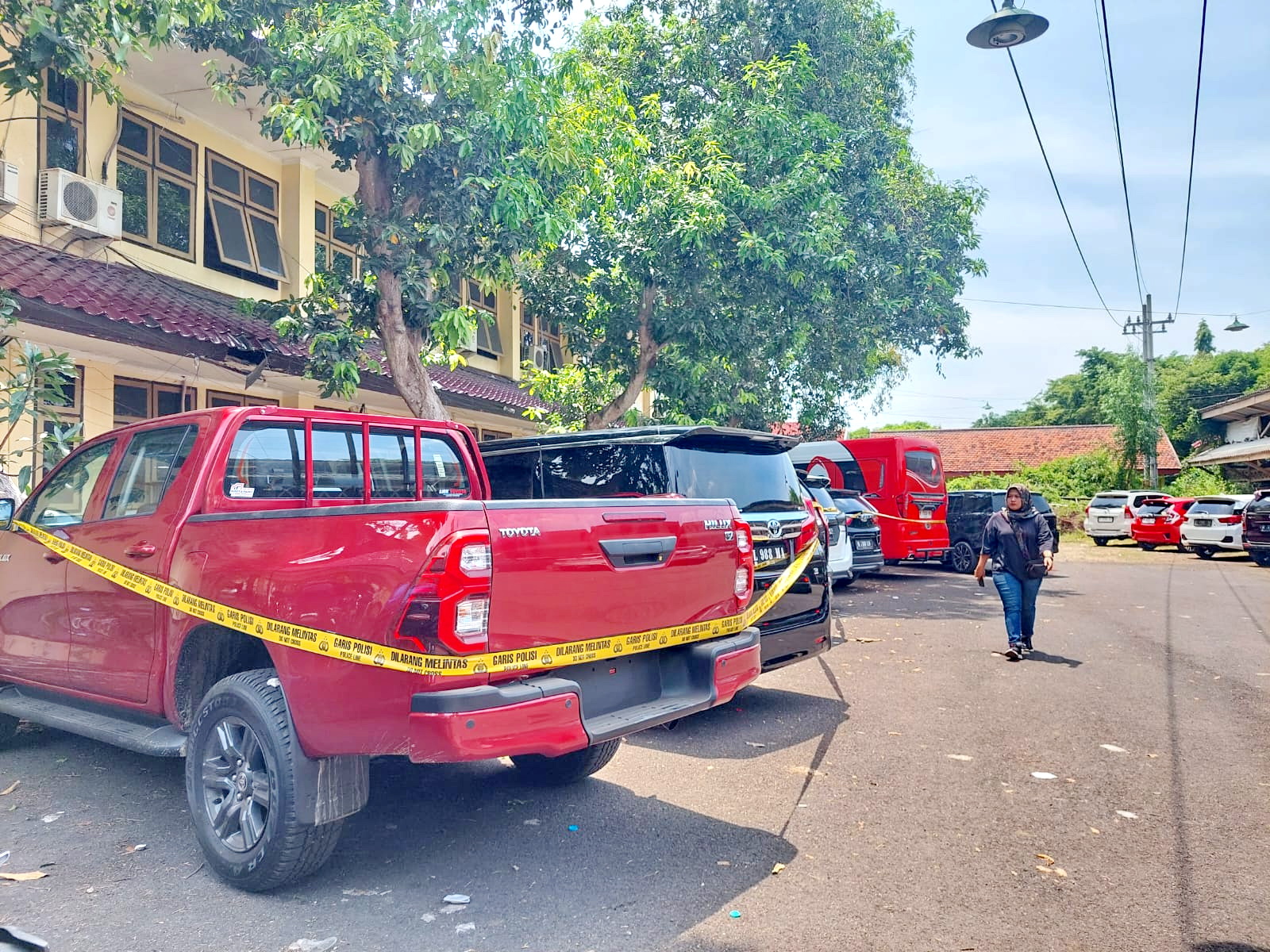 BARANG BUKTI: Tujuh unit kendaraan roda empat dipasangi police line di Mapolres Bangkalan, Rabu (2/10). (ZEINAL ABIDIN/JPRM)