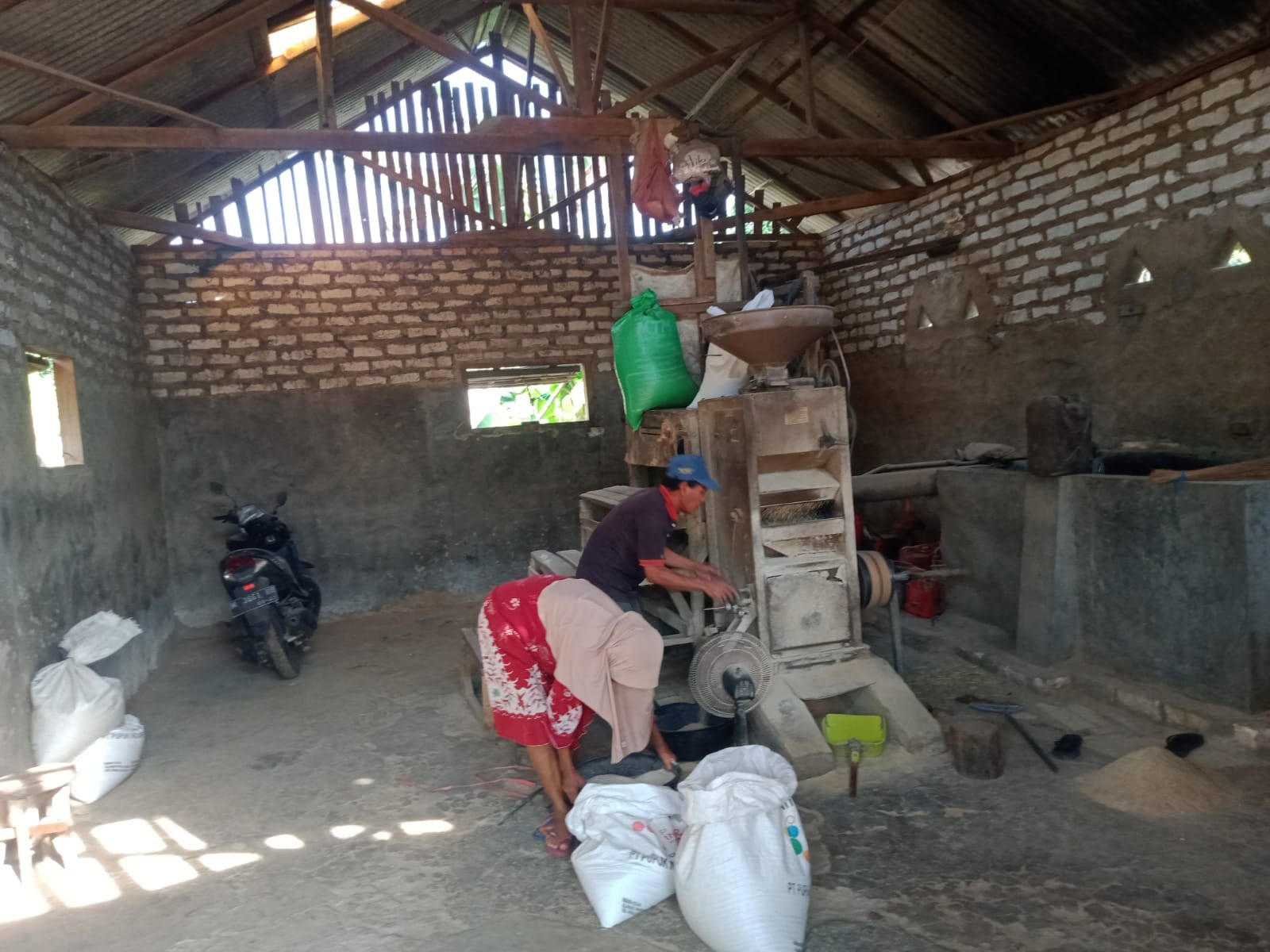 PRODUKSI KURANG 1.389 TON: Warga menggiling padi di Desa Keleyan, Socah, Bangkalan, Senin (30/9).