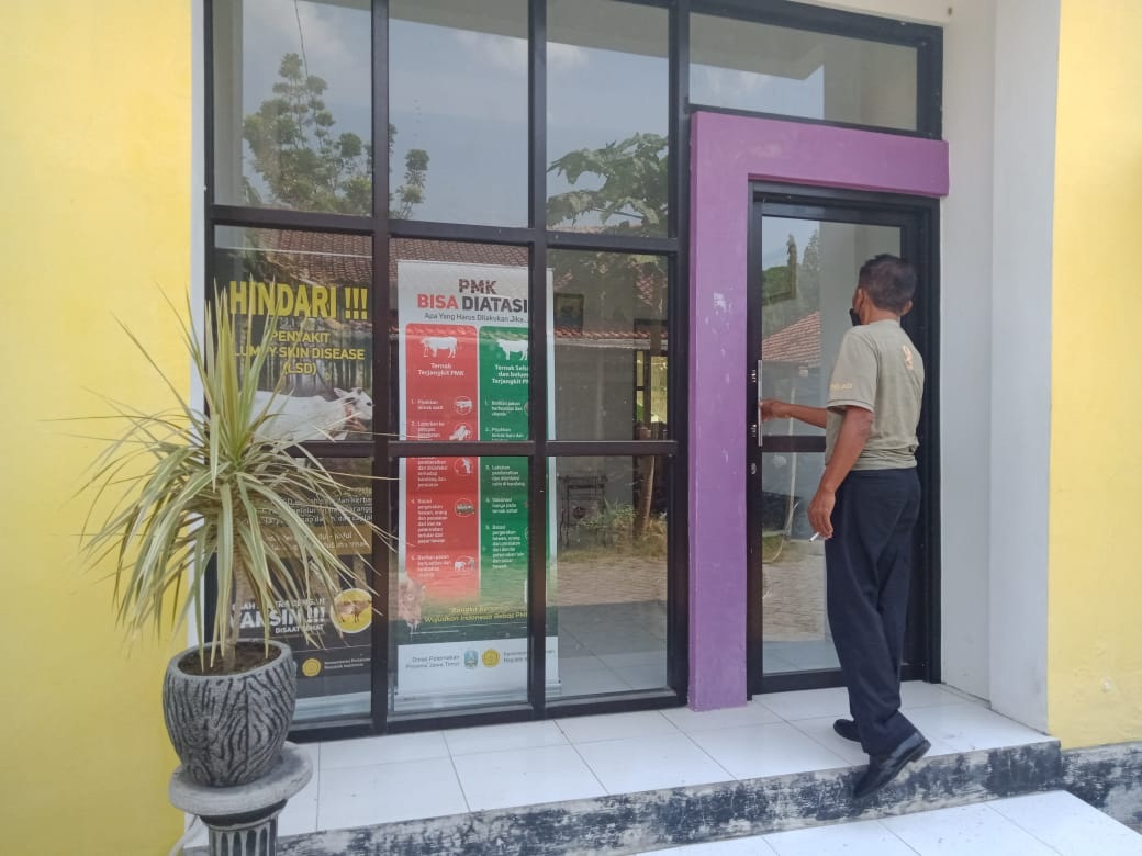 RETRIBUSI KESWAN: Seorang petugas menutup pintu Puskeswan Bangkalan di Jalan Halim Perdanakusuma, Bangkalan, Rabu (2/9).