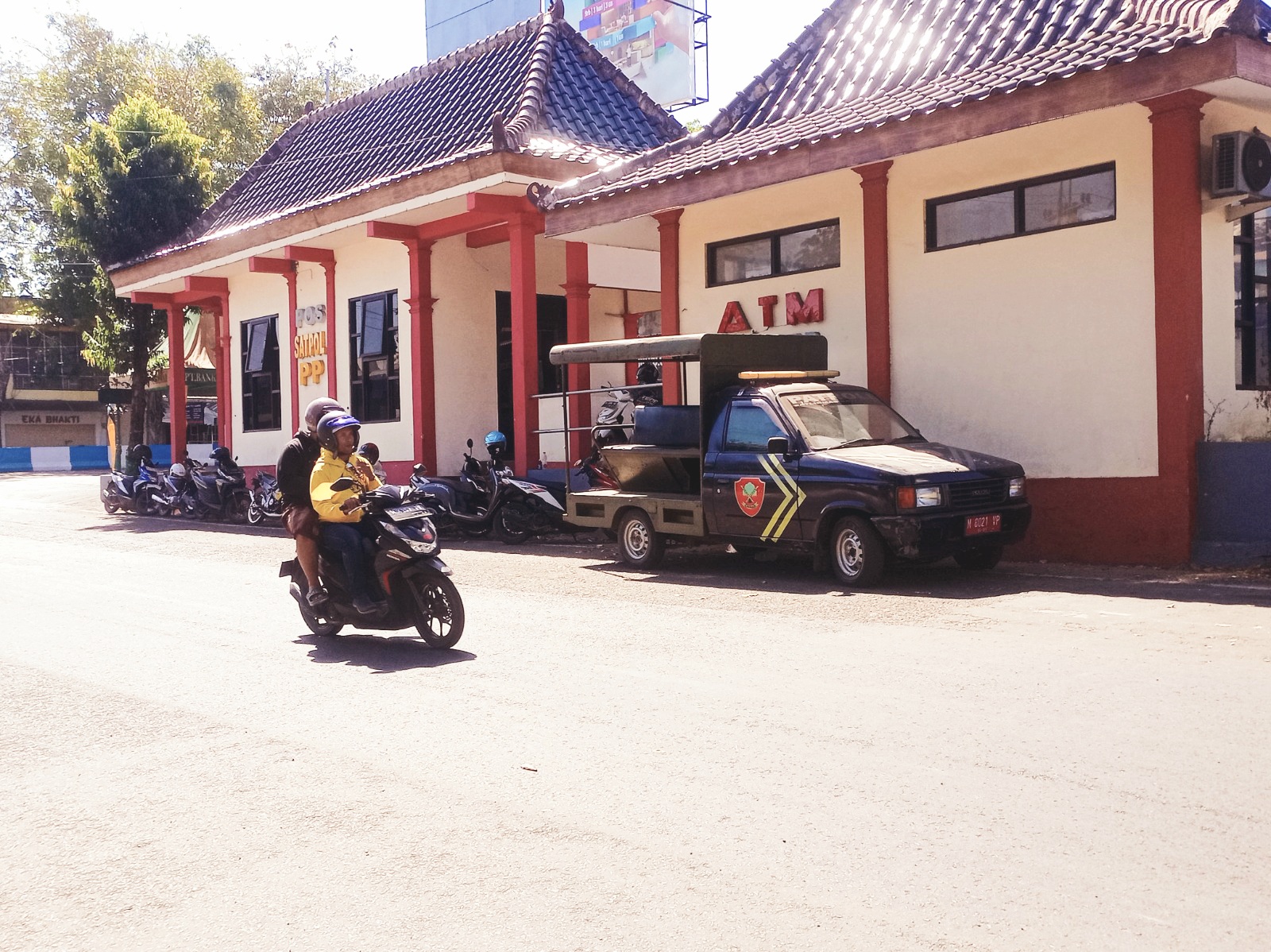 LENGANG: Pengendara motor melintas di dekat pos pantau satpol PP di sisi utara Taman Bunga Pottre Koneng Sumenep. (MOH. LATIF/JPRM)