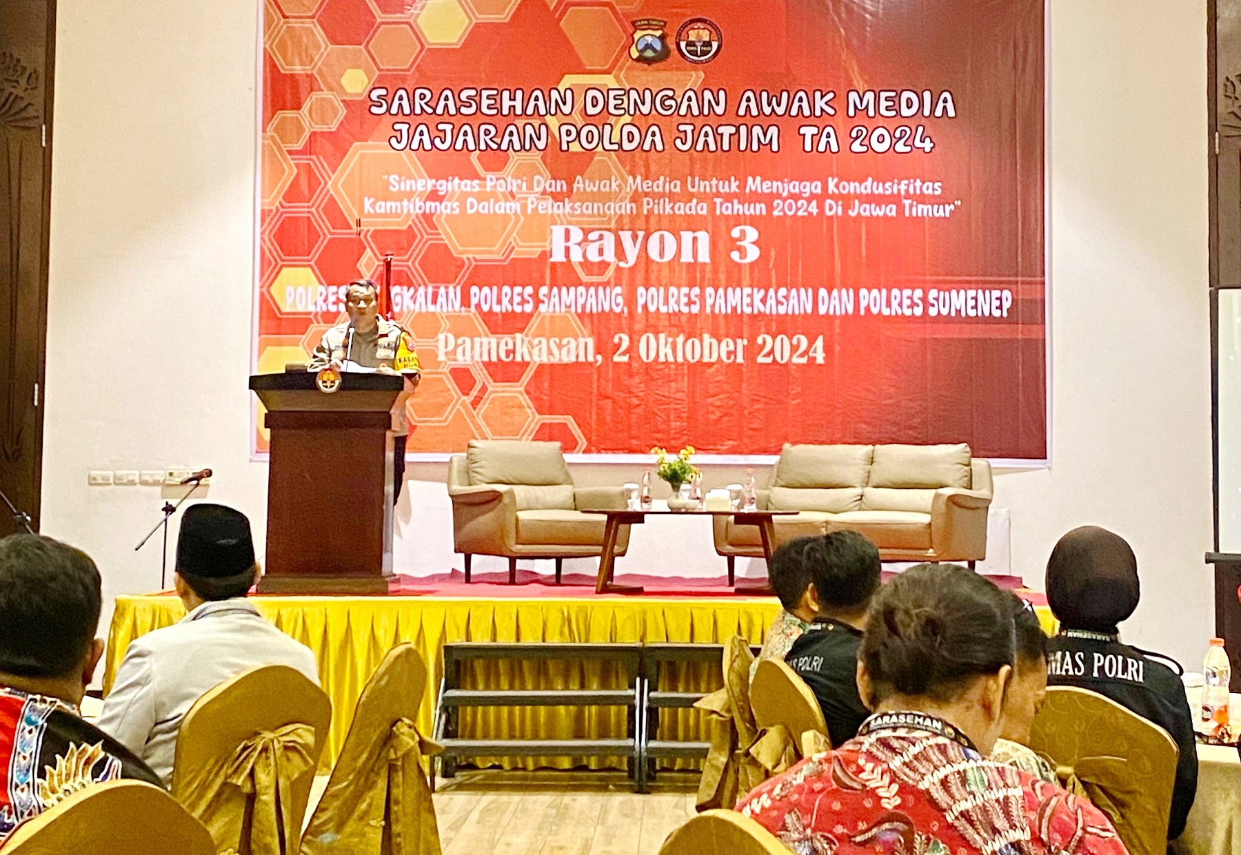 REDAM KONFLIK PILKADA: Kabid Humas Polda Jatim Kombes Pol Dirmanto menyampaikan sambutan dalam kegiatan sarasehan bersama media di Hotel Odaita Pamekasan Rabu (2/10).