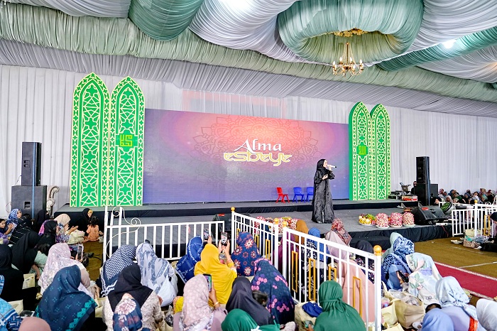 MENAWAN: Artis YouTube Alma Esbeye (depan) tampil di acara Maulid Nabi Muhammad SAW PT Arinna Makmur Sentosa di Kecamatan Ganding, Sumenep, pada Jumat (27/9). (JAZZ PICTURE)