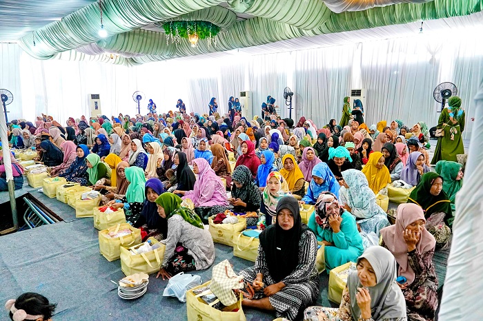 ANTUSIAS: Tamu undangan menghadiri acara Maulid Nabi Muhammad SAW yang dilaksanakan PT Arinna Makmur Sentosa di Kecamatan Ganding, Sumenep, pada Jumat (27/9). (JAZZ PICTURE)
