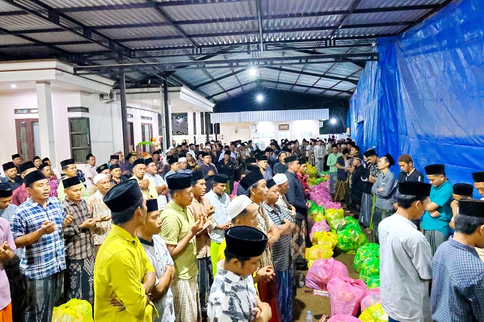 KOMPAK: Karyawan laki-laki PT Arinna Makmur Sentosa hadir pada Peringatan Maulid Nabi Muhammad SAW yang dilaksanakan perusahaannya di Kecamatan Ganding, Sumenep, pada Kamis (26/9).