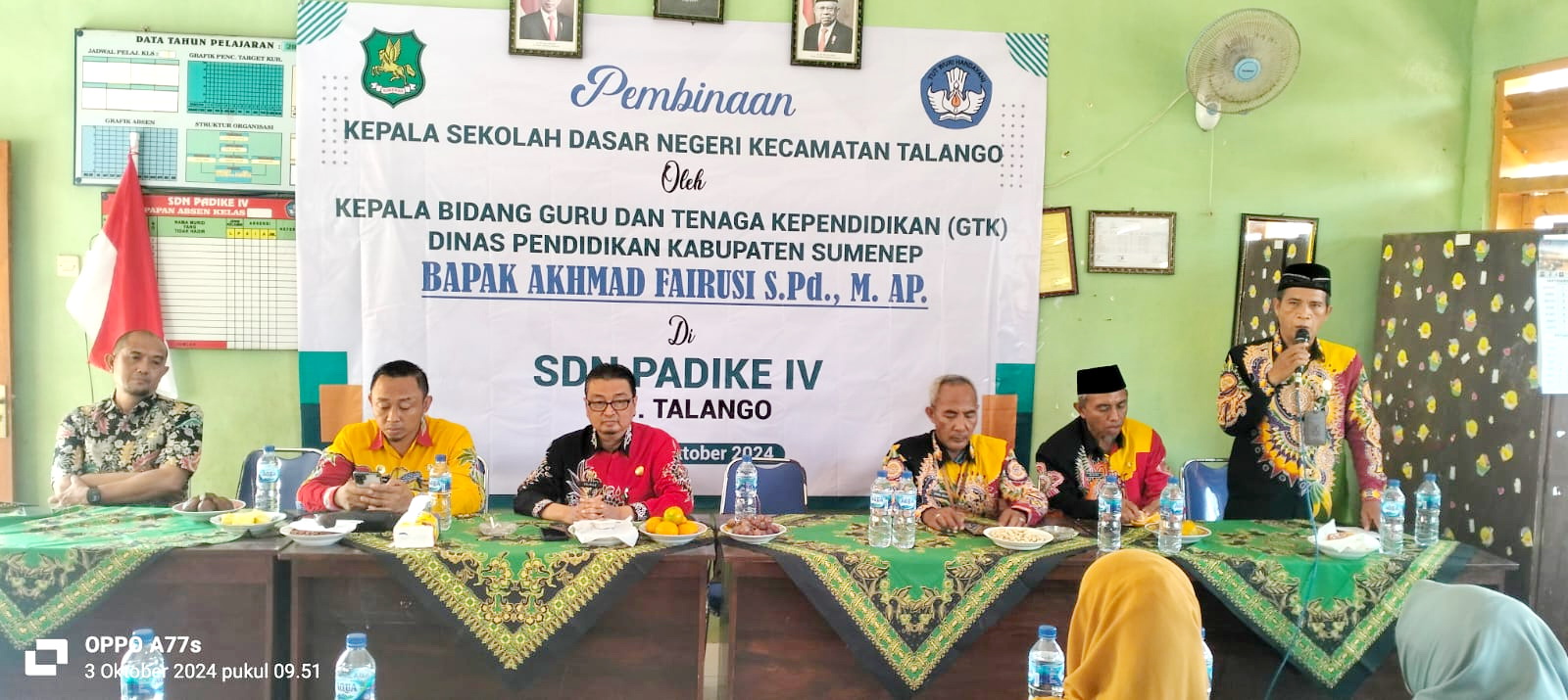 BERKOMITMEN: Kabid Guru dan Tenaga Kependidikan Dispendik Sumenep Akhmad Fairusi (tiga dari kiri) melakukan sosialisasi SRG di SDN Padike 4, Kecamatan Talango, Kamis (3/10). (DISPENDIK UNTUK JPRM)