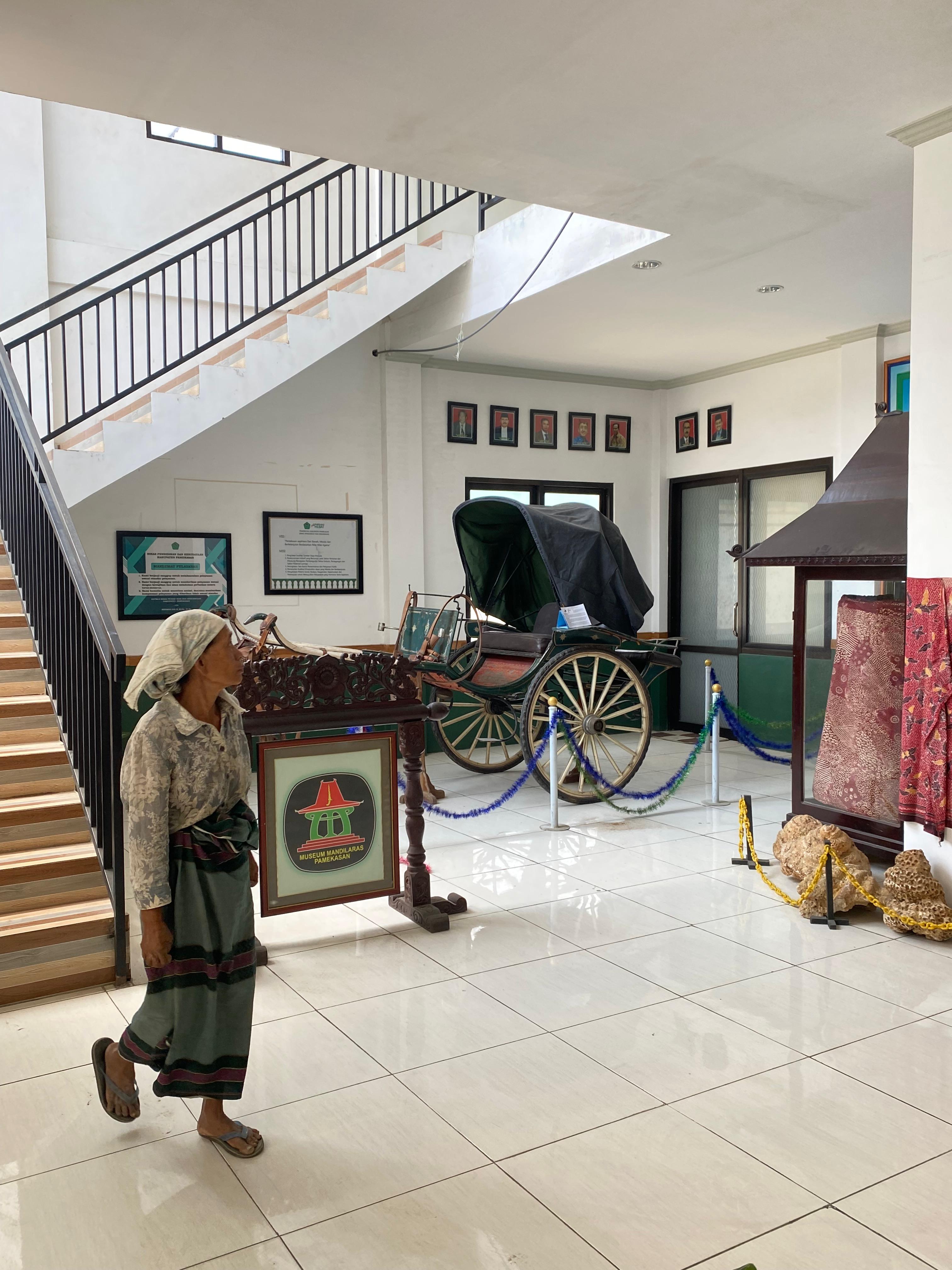 TERTATA: Warga melintas di lokasi museum kantor Dispendikbud Pamekasan, Jumat (20/9). (MOH. IQBAL AFGANI/JPRM)