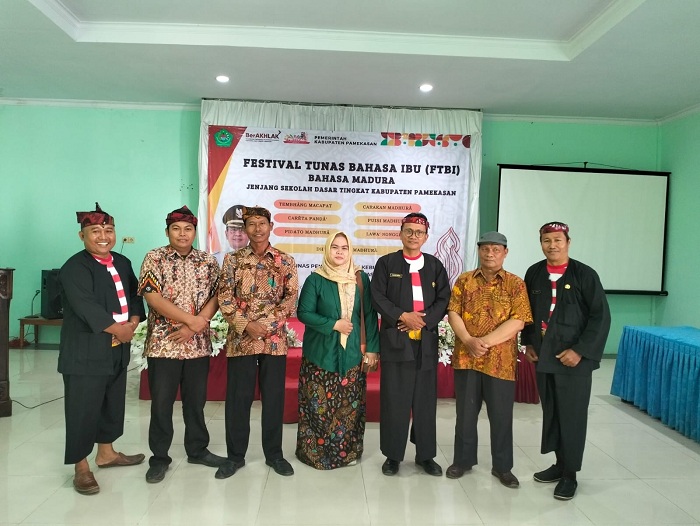 Muhammad Tauhed Supratman (dua dari kanan) foto bersama dewan juri FTBI Bahasa Madura jenjang sekolah dasar tingkat Kabupaten Pamekasan. (MUHAMMAD TAUHED SUPRATMAN UNTUK JPRM)