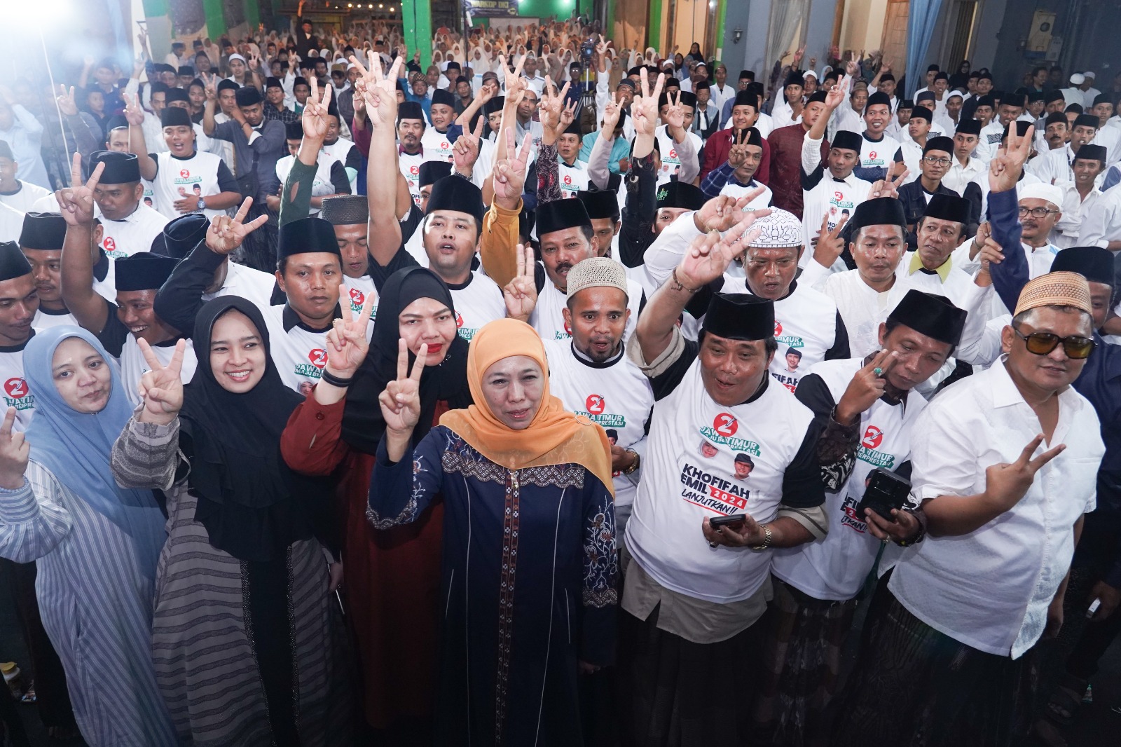 MEMBLUDAK: Calon Gubernur Jatim Khofifah Indar Parawansa bersama tokoh dan masyarakat Madura.