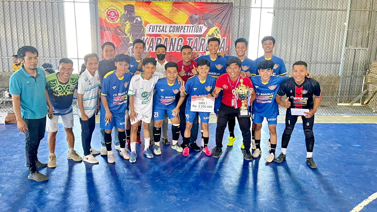 SIAPKAN PROGRAM: Ketua Afkab Pamekasan (kiri) bersama Wakil Ketua (tiga dari kiri) dan Sekretaris (kiri belakang) berfoto dengan klub futsal di GOR Desa Rombuh, Kecamatan Palengaan, Rabu (31/7).