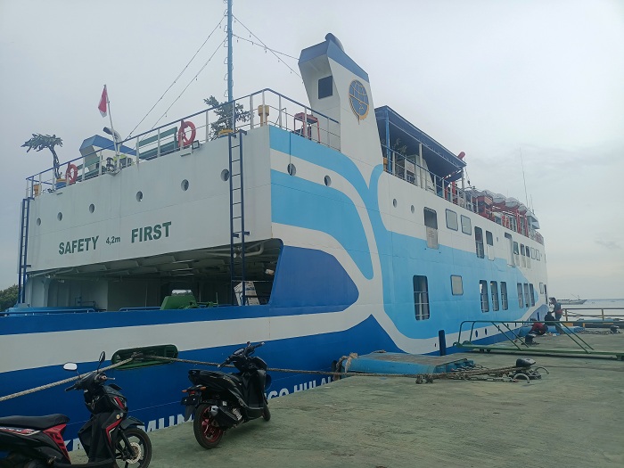 BERSANDAR: KMP Munggiyango Hulalo&nbsp;menunggu penumpang di Pelabuhan Kalianget, Sumenep, setelah berlayar. (MOH. LATIF/JPRM)