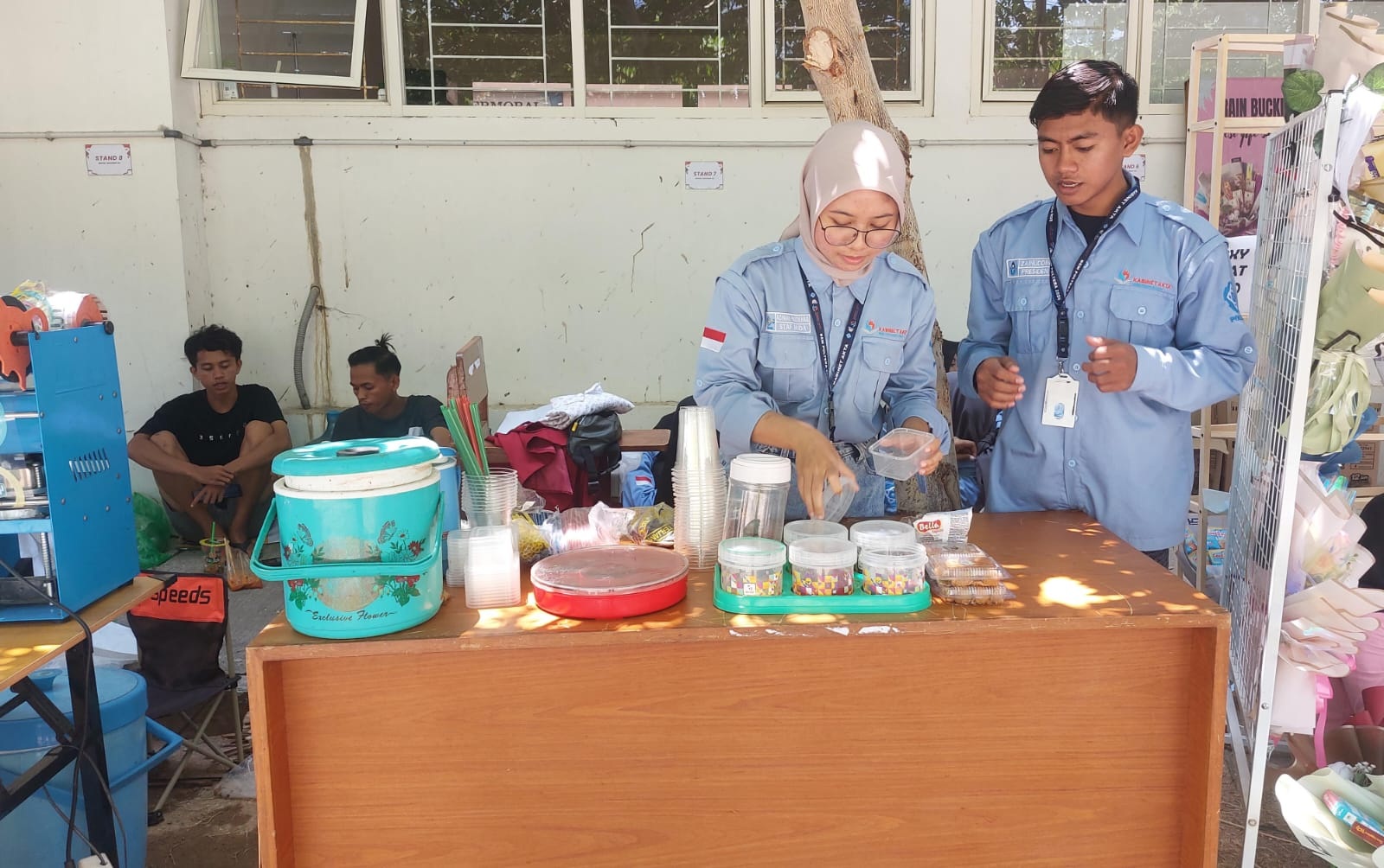 KREATIF: Mahasiswa Poltera Zaiunddin (kanan) bersama rekannya menyiapkan produk saat berjualan di kampusnya, Sabtu (21/9). (JUNAIDI PONDIYANTO/JPRM)