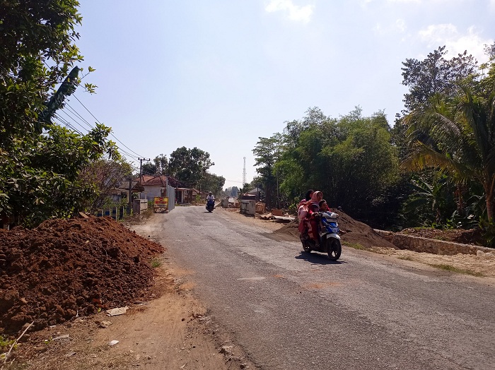 SEPI: Pengendara melintas di lokasi proyek pelebaran jalan Kecamatan Ganding&ndash;Lenteng, Sumenep, Jumat (4/10). (MOH. LATIF/JPRM)