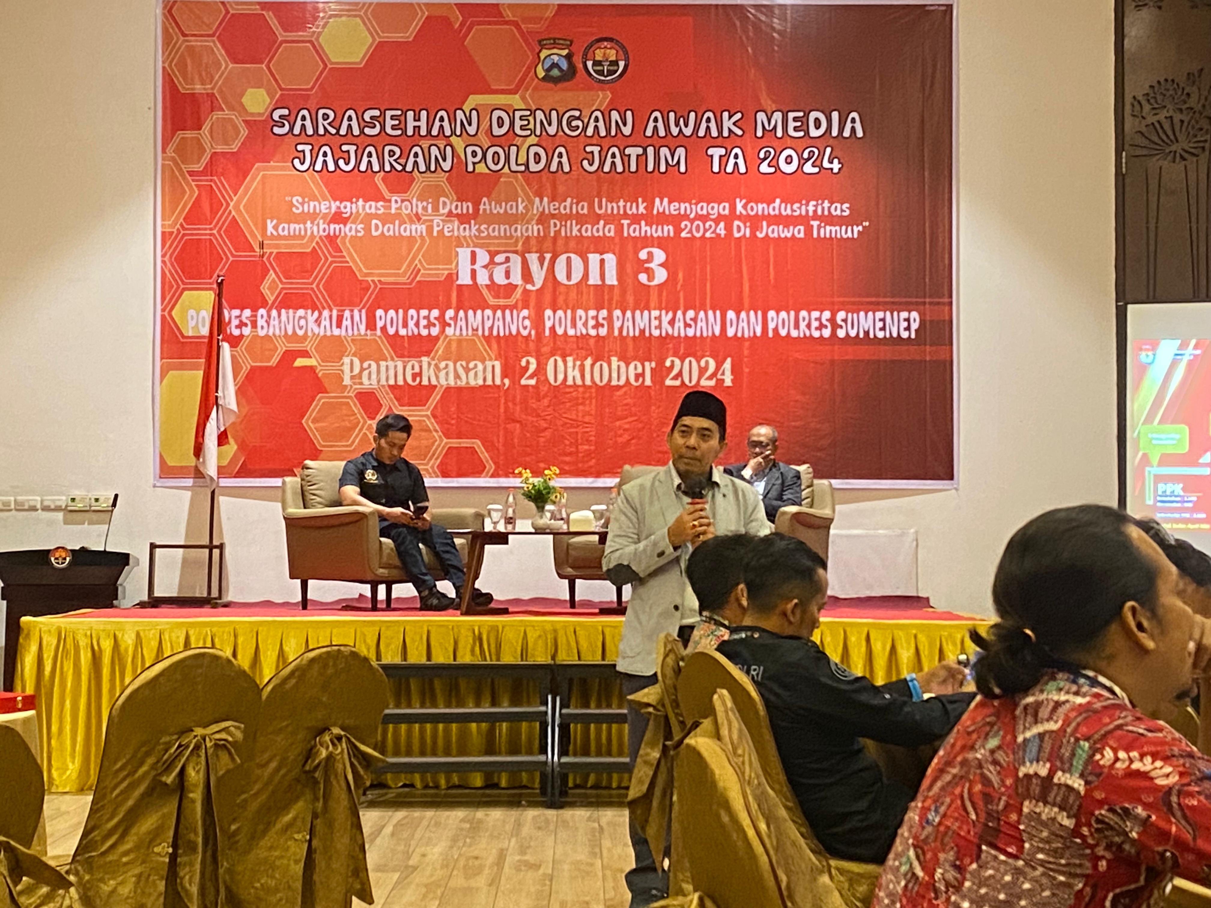 SOSIALISASI: Komisioner KPU Jawa Timur Miftahur Rozaq saat mengisi kegiatan sarasehan di Hotel Odaita Pamekasan, Rabu (2/10). (MOH. IQBAL AFGANI/JPRM)