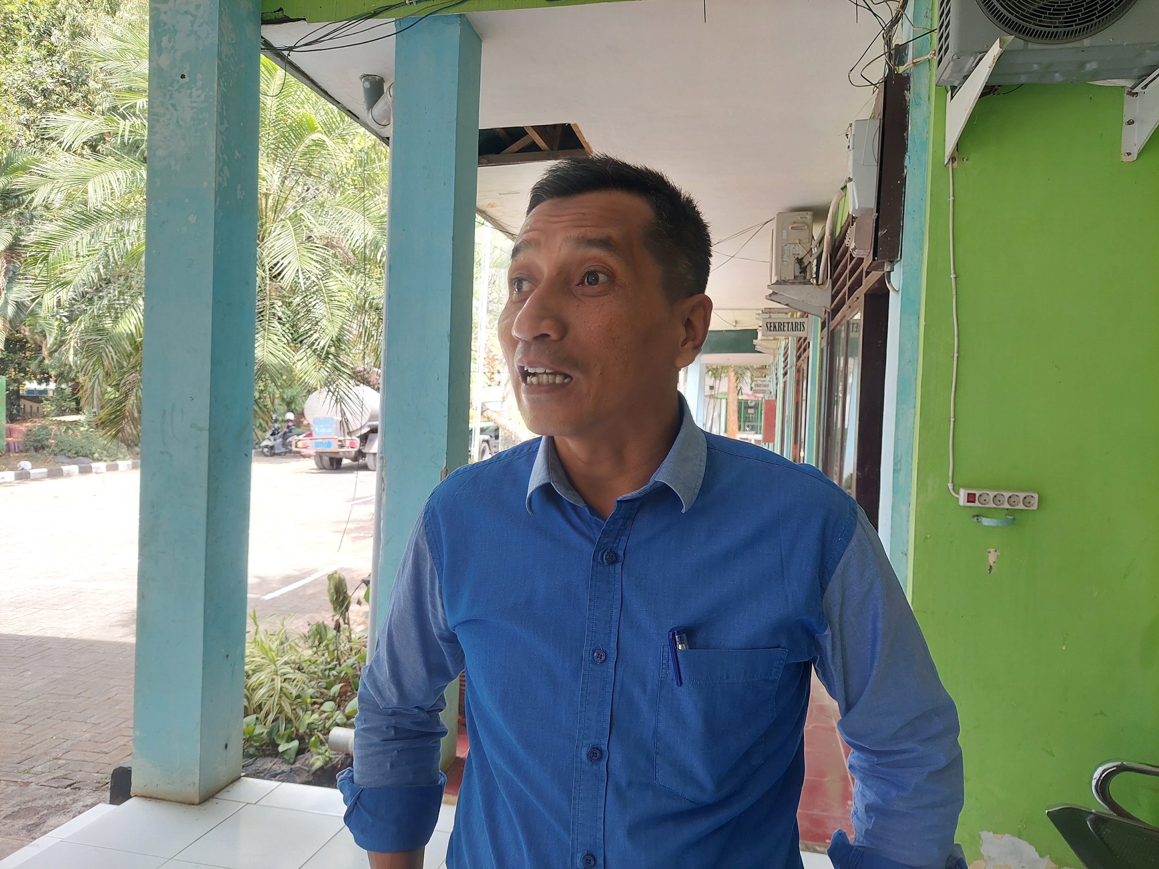 BERI KETERANGAN: Kasatpol PP Bangkalan Anang Yulianto saat ditemui di kantor dinas lingkungan hidup (DLH), Jumat (4/10). (ZEINAL ABIDIN/JPRM)