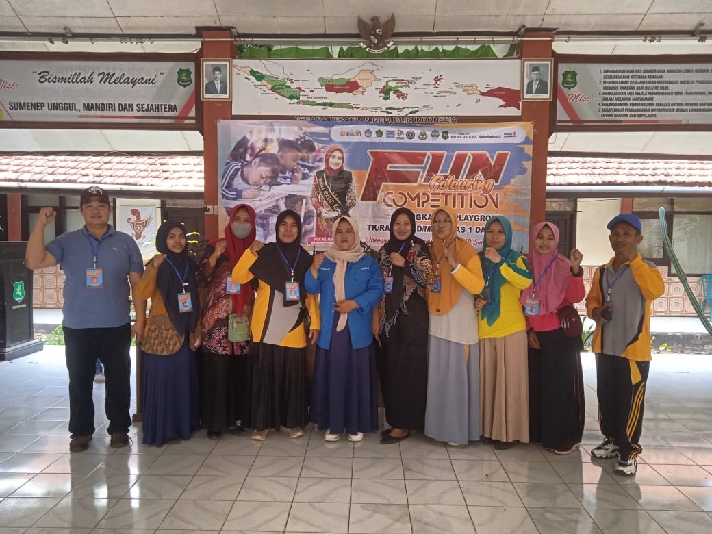 BERSINERGI: Ketua Panitia Lomba Fun Colouring Competition JPRM Heriviya Yuvi berfoto dengan pengurus IGRA, IGTK, dan Himpaudi, serta panitia di pendopo kantor Kecamatan Dungkek, Minggu (6/10).