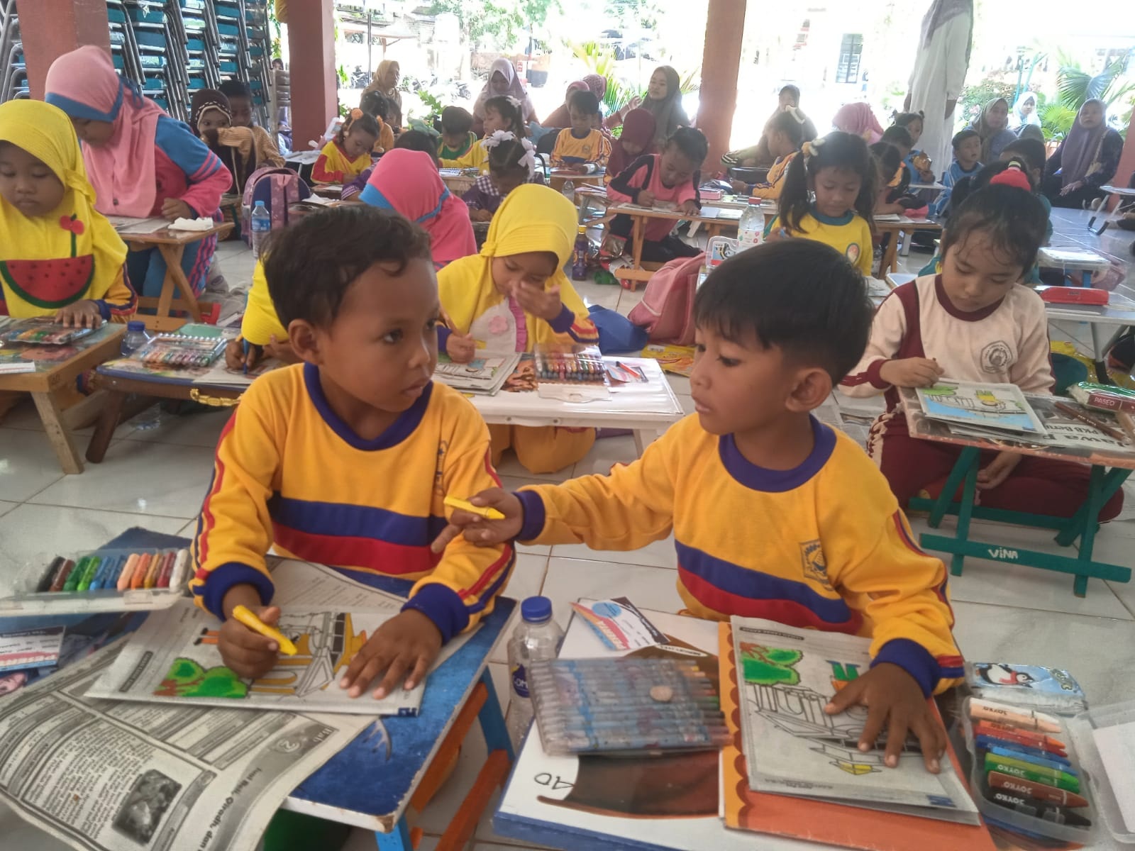FOKUS: Siswa mengikuti lomba mewarnai JPRM dan Pemkab Sumenep yang digelar di pendopo kantor Kecamatan Dungkek, Minggu (6/10). (PANITIA)