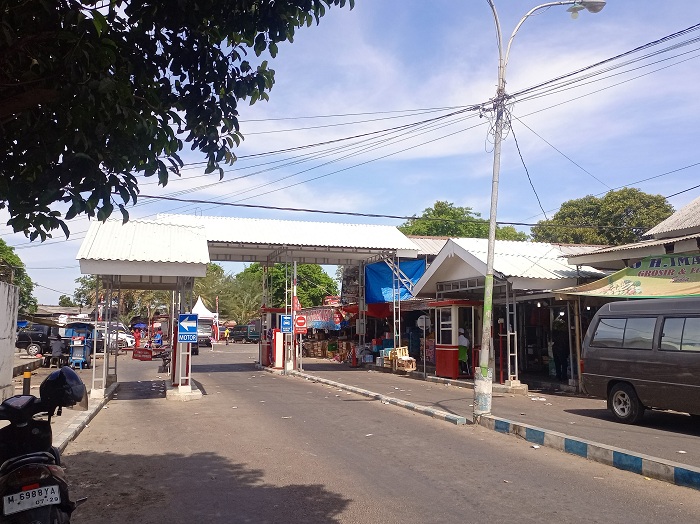 SUMBER PAD: Warga beraktivitas di Pasar Anom Baru Sumenep kemarin. (MOH. LATIF/JPRM)