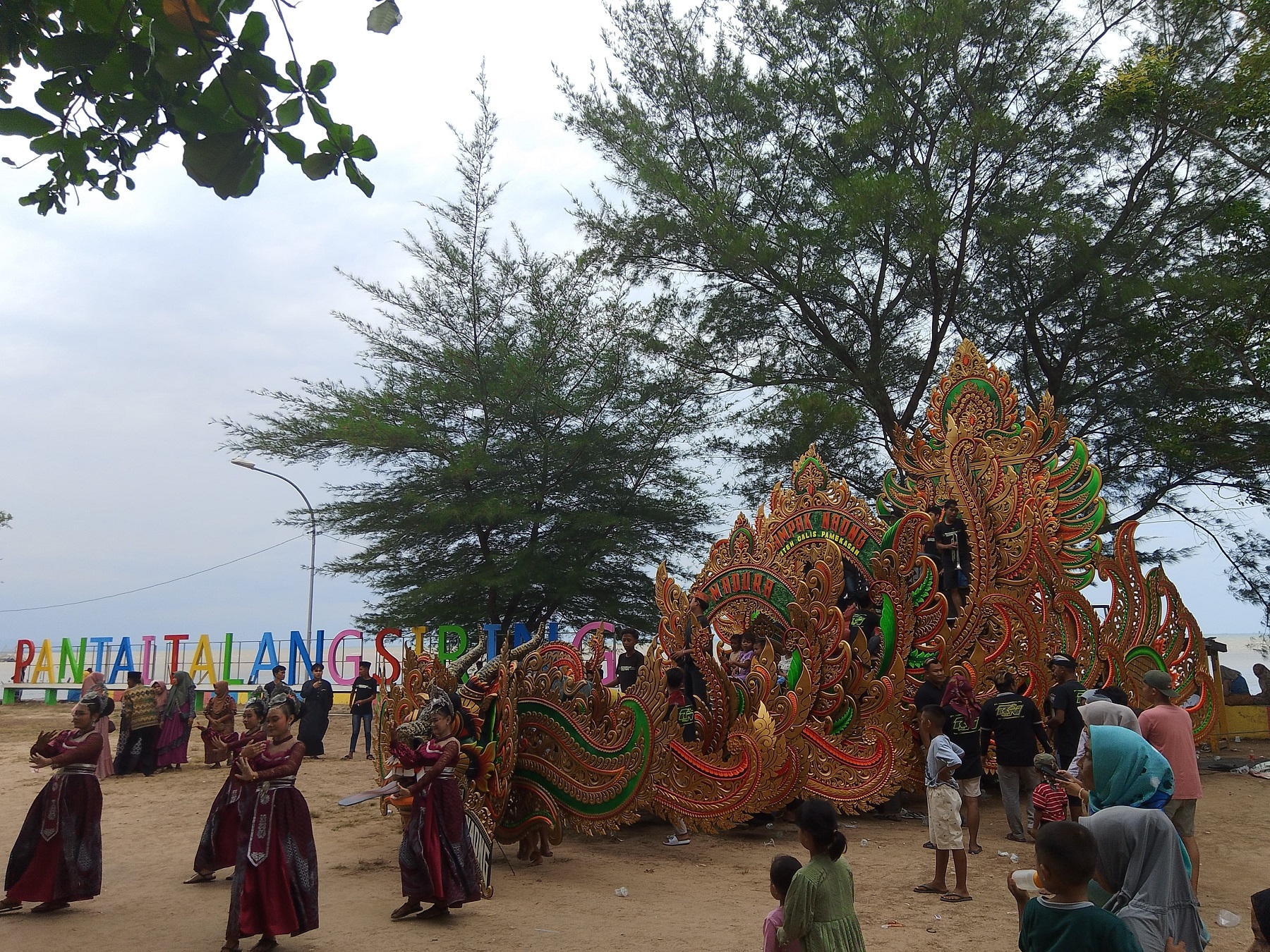 SEMARAK: Masyarakat menonton musik daul di Pantai Talang Siring, Pamekasan, Senin (17/6).