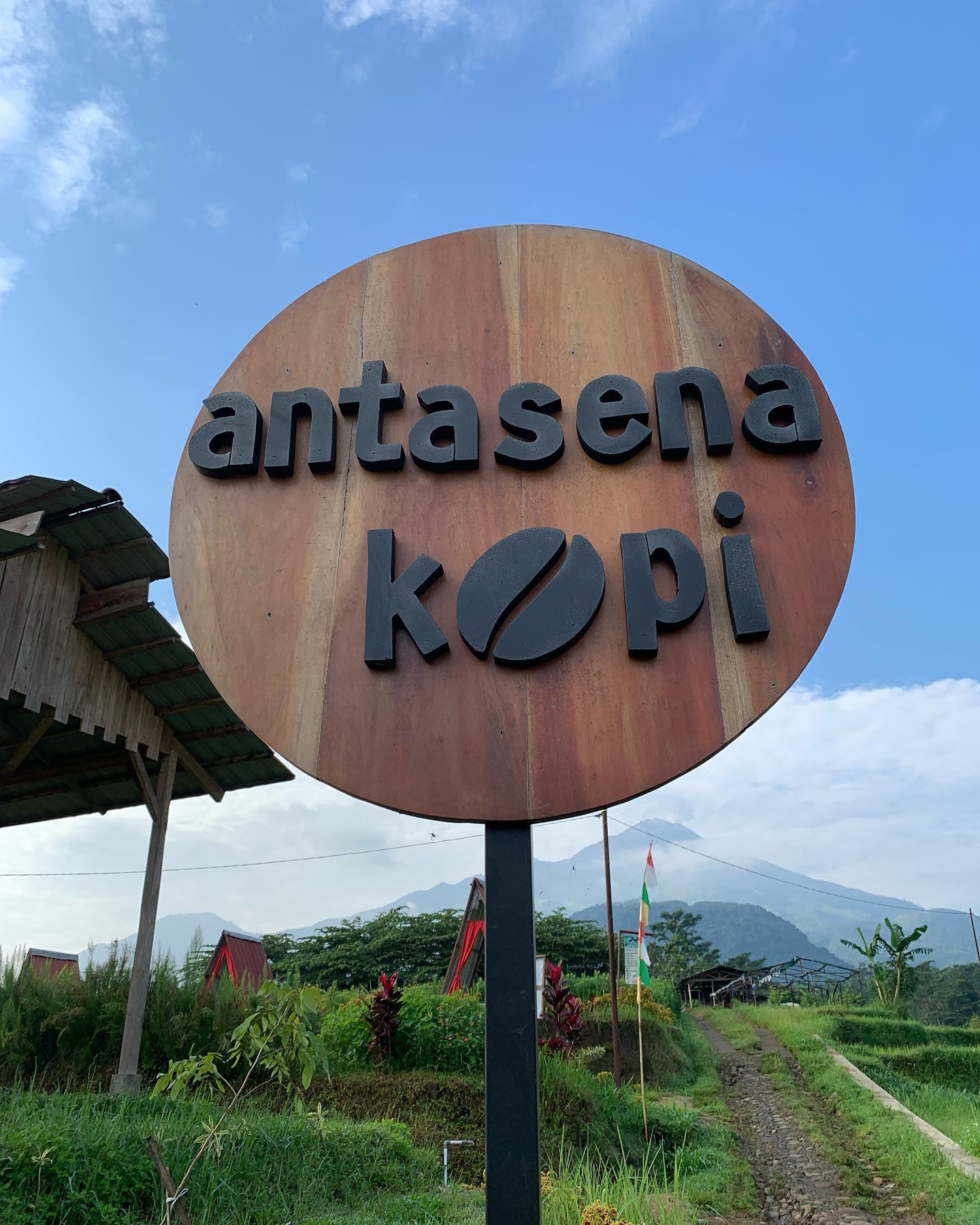 antasenakopi, salah satu kafe di Trawas yang memiliki view pegunungan