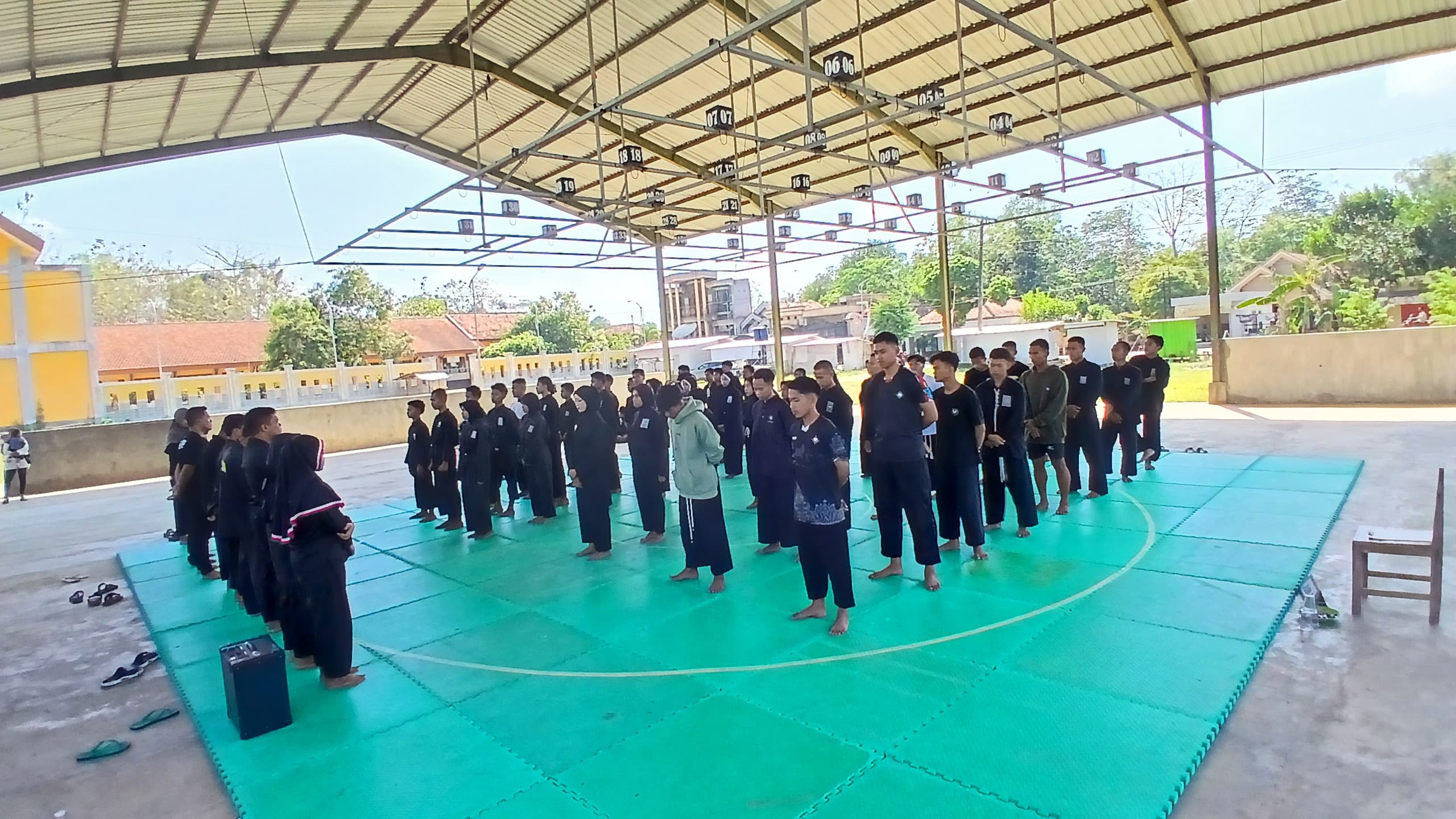 BERSINERGI: Para pesilat Persaudaraan Setia Hati Terate (PSHT) mengikuti seleksi persiapan popda di GOR Balai Desa Bicorong, Kecamatan Pakong, Pamekasan, Minggu (29/9).