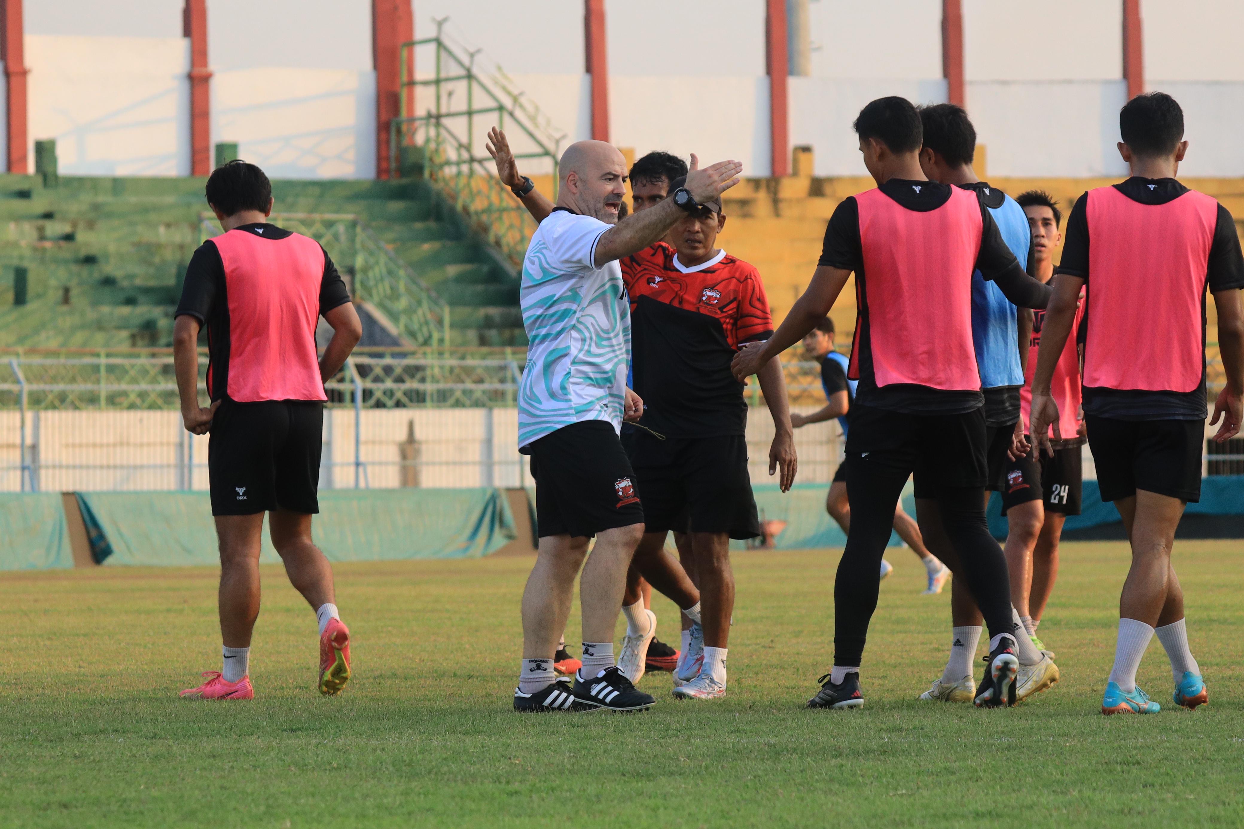 NAKHODA BARU: Pelatih MU Paulo Jorge Coelho Menezes (jersey putih) memberikan instruksi kepada pemainnya saat memimpin latihan di SGB, Sabtu (5/10). (MADURA UNITED UNTUK JPRM)