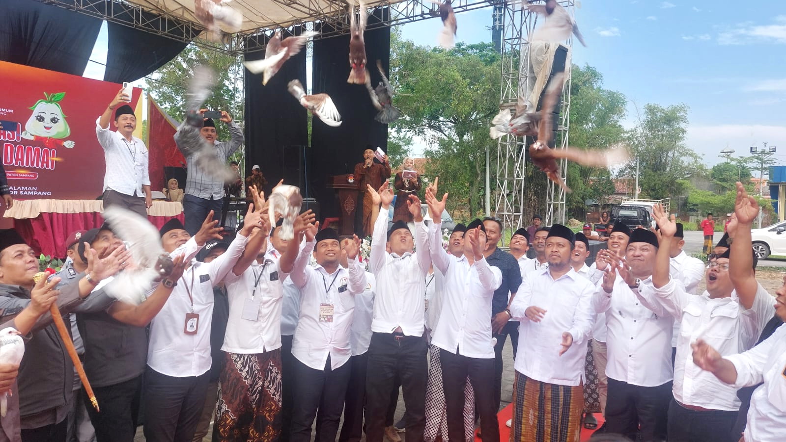 DAMAI: Jajaran komisioner KPU Sampang bersama para calon dan pihak terkait lainnya melepas burung merpati simbol perdamaian dalam acara deklarasi kampanye damai di halaman GOR Sampang, Selasa (24/9).
