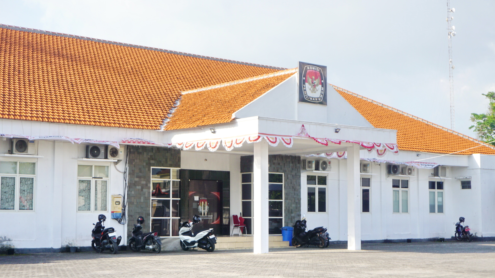 SIAP MELAYANI: Beberapa kendaraan tarpakir di halaman kantor KPU Bangkalan. (VIVIN AGUSTIN HARTONO/JPRM)