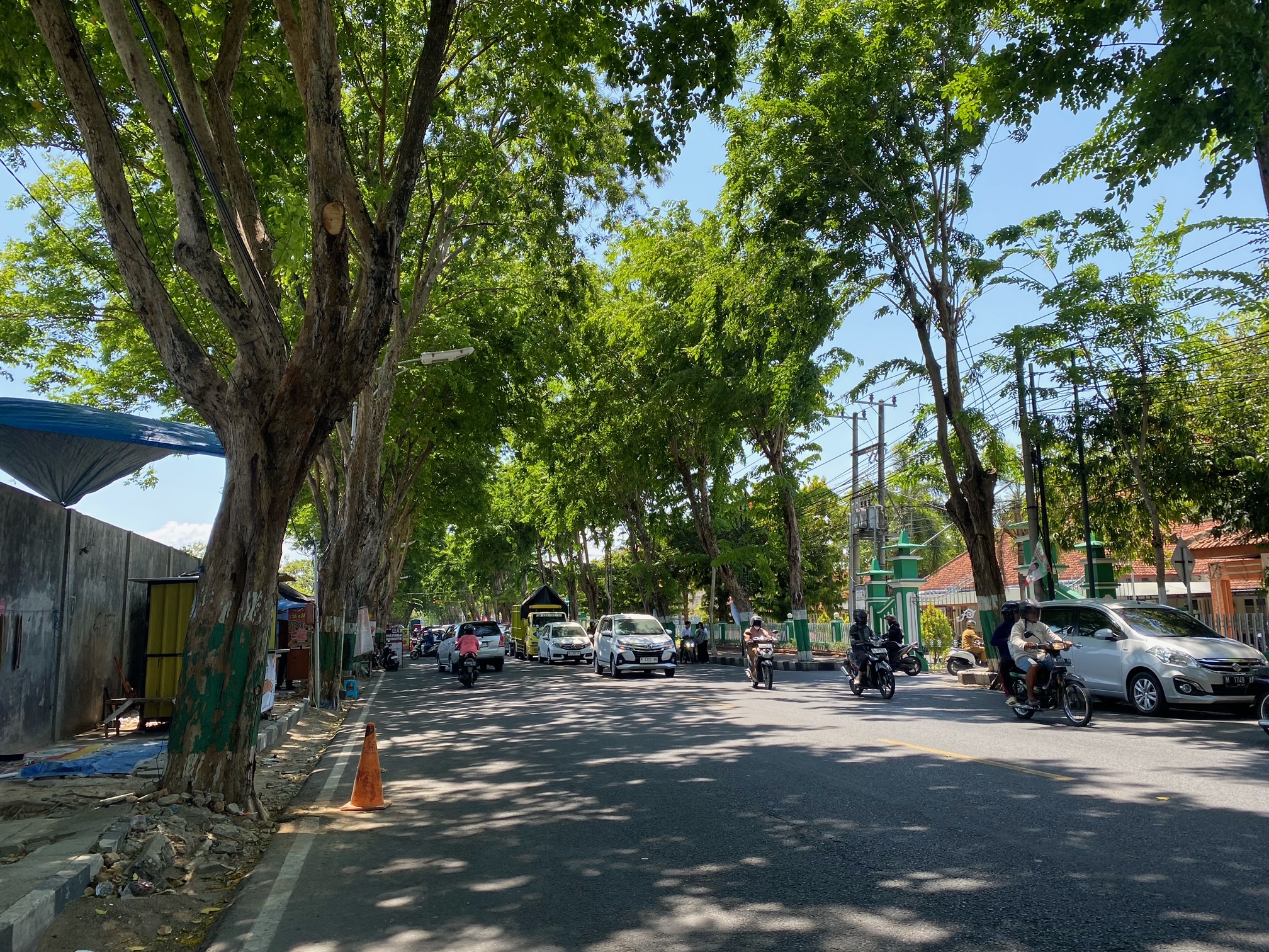 RINDANG: Sejumlah pengendara melintas di Jalan Jokotole, Pamekasan, Senin (7/10). (AYU LATIFAH/JPRM)
