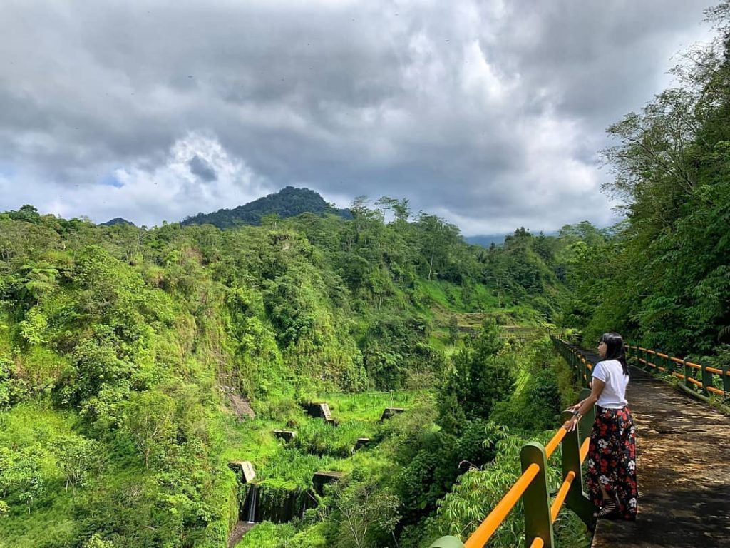 pemandangan bukit kali kuning di lereng merapi