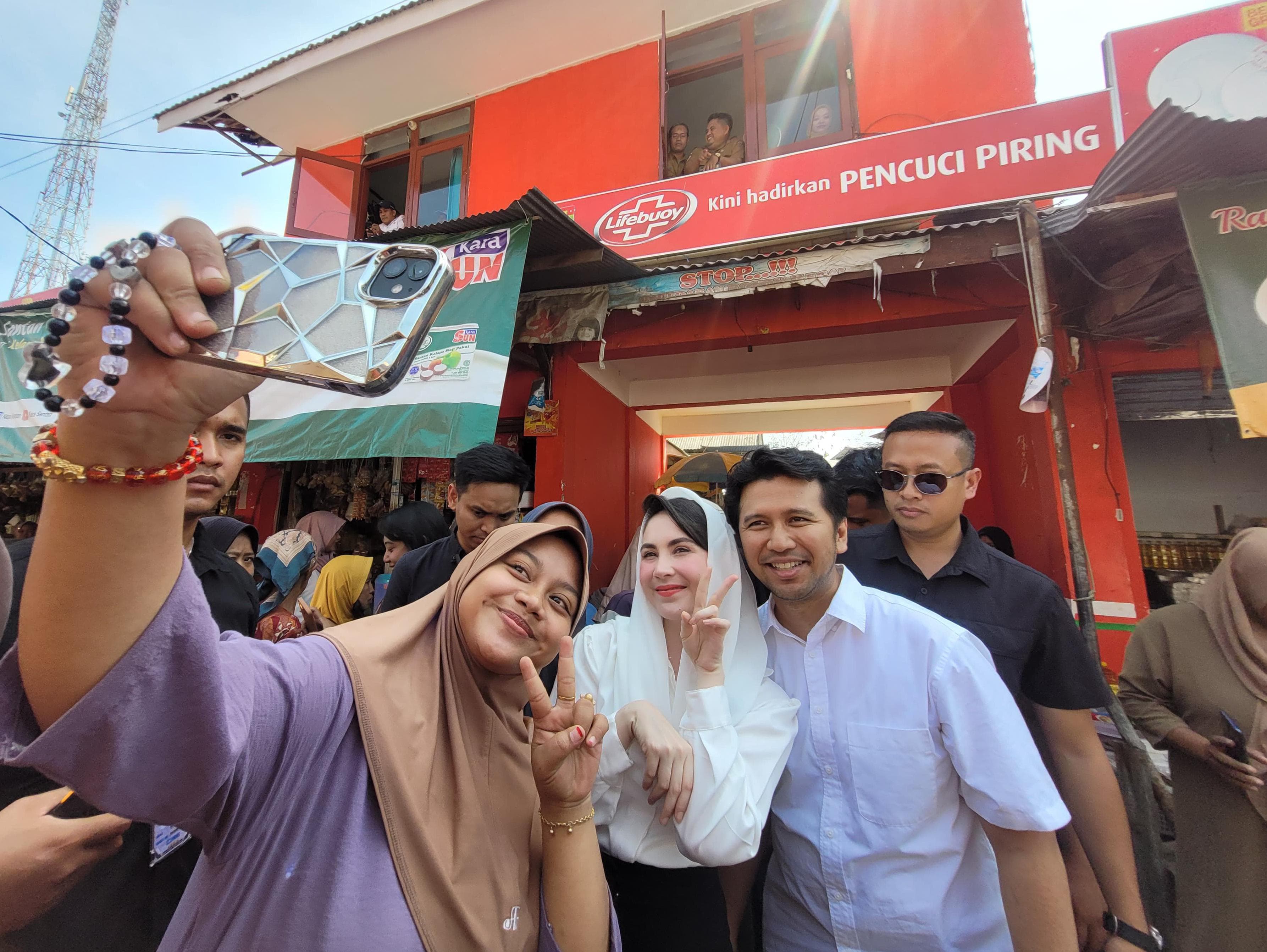 MENARIK PERHATIAN: Calon Wakil Gubernur Jawa Timur Emil Dardak bersama istrinya saat blusukan ke Bangkalan.