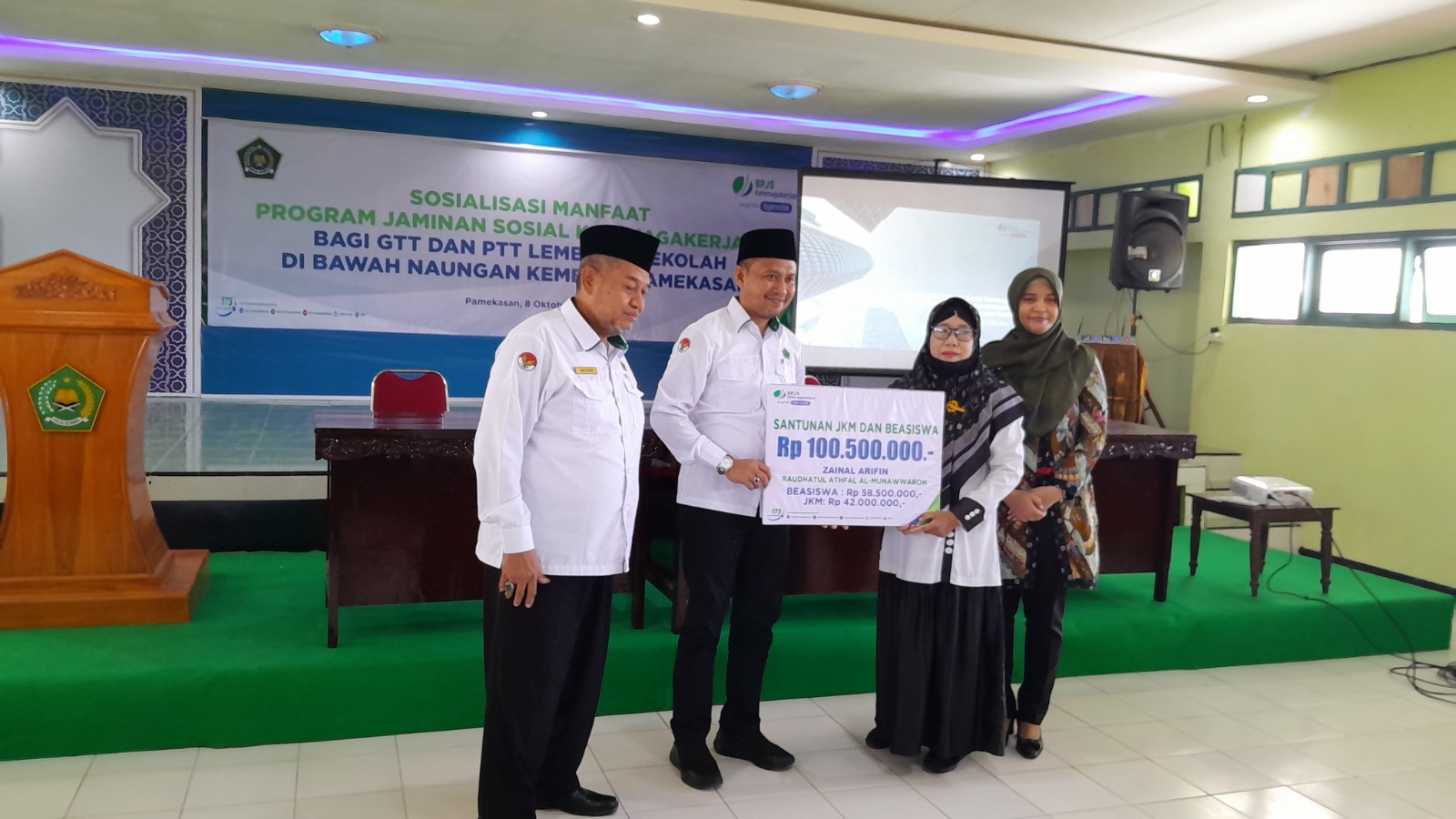 PEDULI: BPJS Ketenagakerjaan Pamekasan menyerahkan santunan JKM dan beasiswa kepada ahli waris di Aula Abdurrahman Wahid Kemenag Pamekasan, Selasa (8/10)