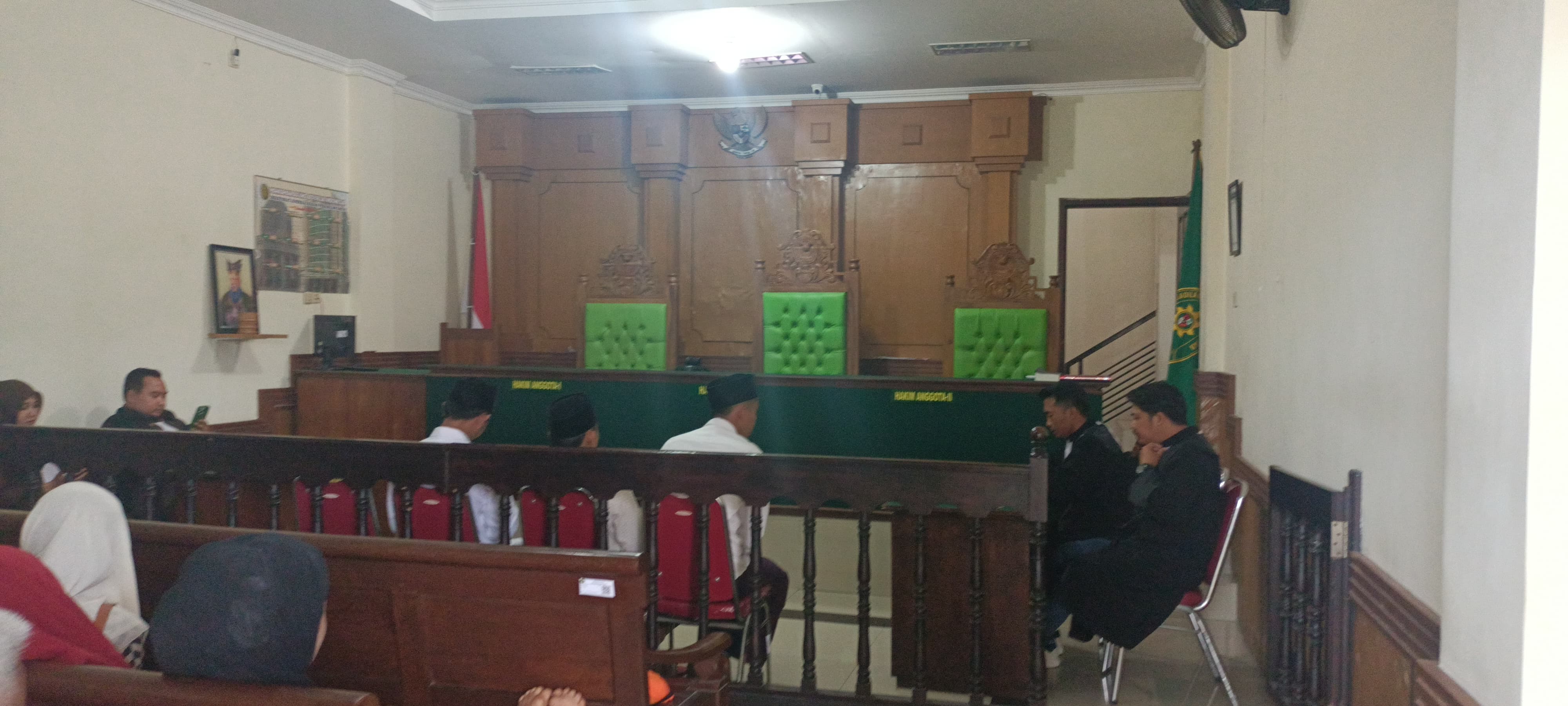 NADIANTO UNTUK JPRMPUTUSAN: Tiga terdakwa mengikuti jalannya persidangan di PN Bangkalan, Kamis (3/10). (NADIANTO UNTUK JPRM)