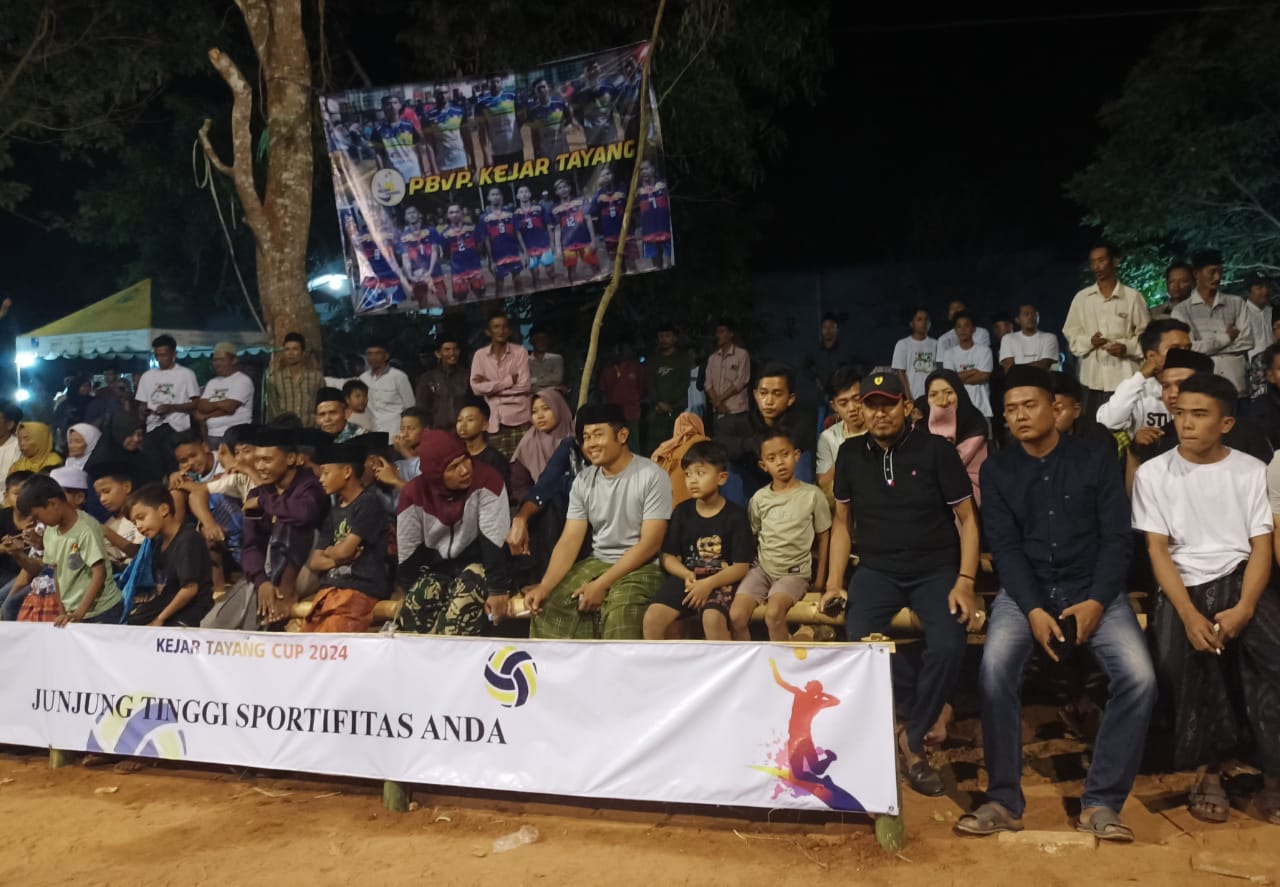 MERAKYAT: Cabup paslon nomor urut 2 Achmad Fauzi Wongsojudo (baju dan topi hitam) menyaksikan pertandingan olahraga tradisional bola plastik bersama warga di Desa Bunbarat, Kecamatan Rubaru.