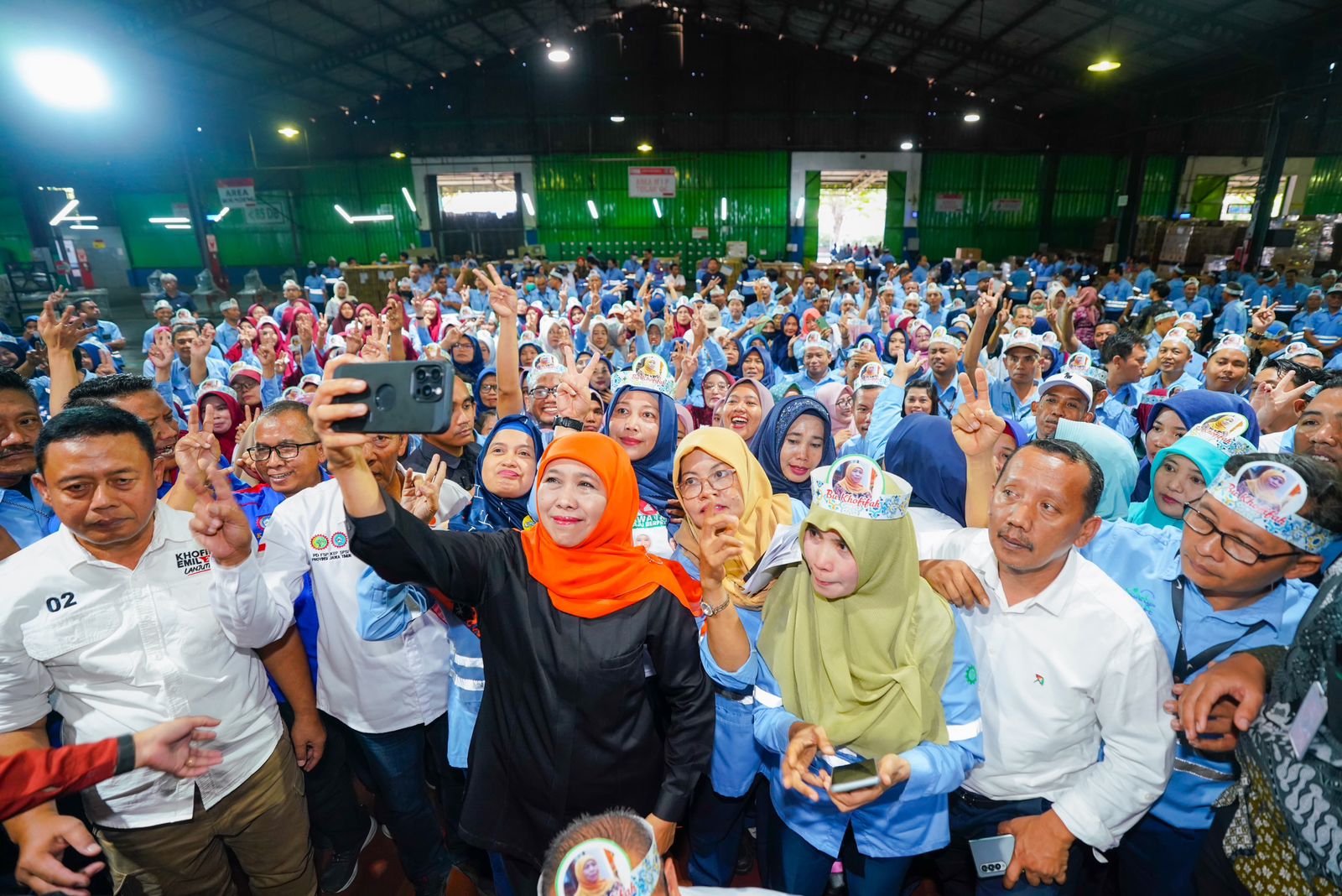 PEDULI WONG CILIK: Calon Gubernur Jawa Timur Khofifah Indar Parawansa selfi bersama pekerja pabrik kertas di Mojokerto, Rabu (9/10)