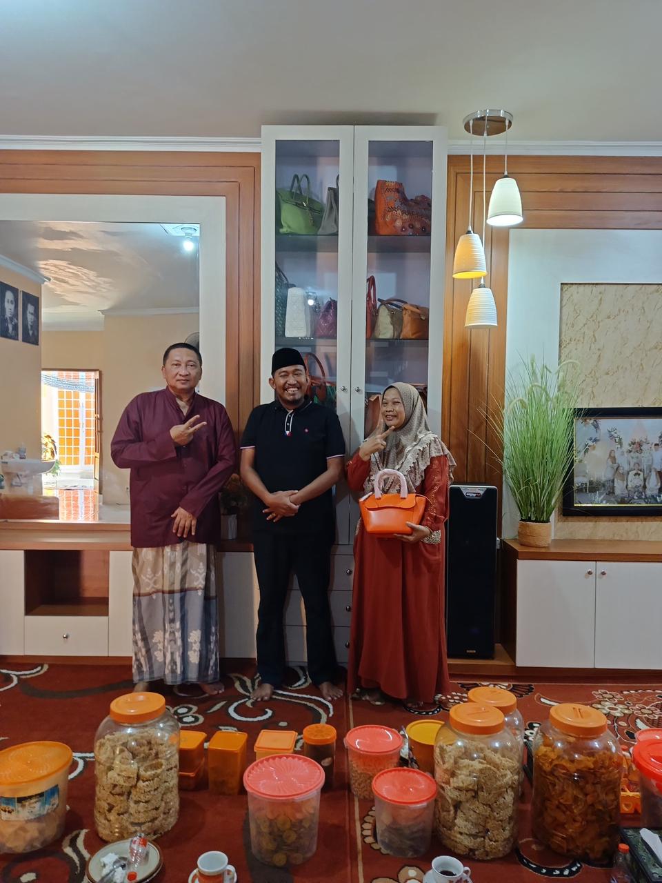 RAMAH. Nyai Wafiqoh Jamilah Binti Chotib bersama Cabup Achmad Fauzi Wongsojudo.