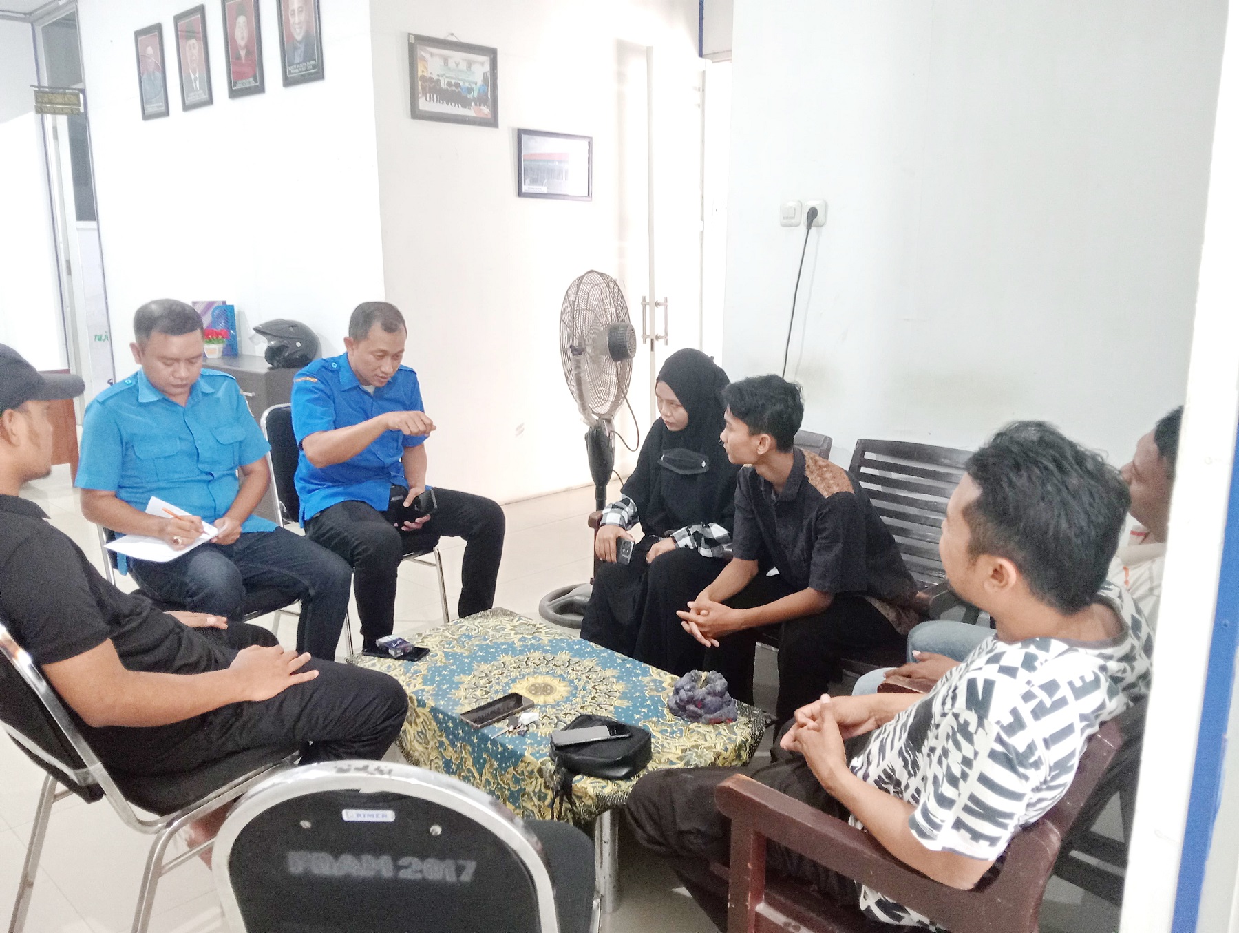 UJI KUALITAS: Pelanggan menyampaikan keluhan atas kondisi air di kantor Perumdam Trunojoyo Sampang, Senin (7/10).